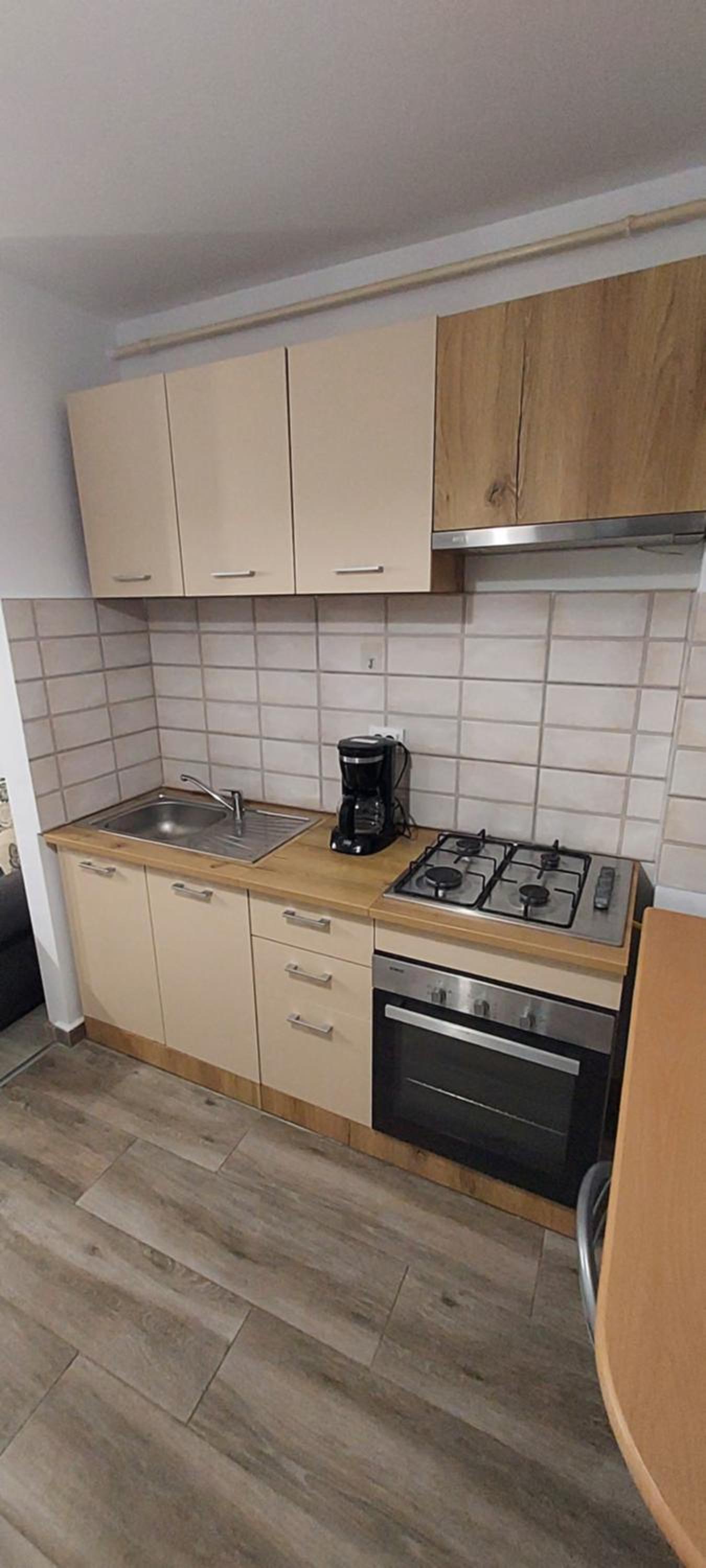 Warm Apartament Nou en Bacău — kitchen