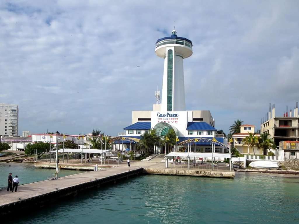 Beautiful Home by the Beach - 3Bedrooms, 2.5Baths