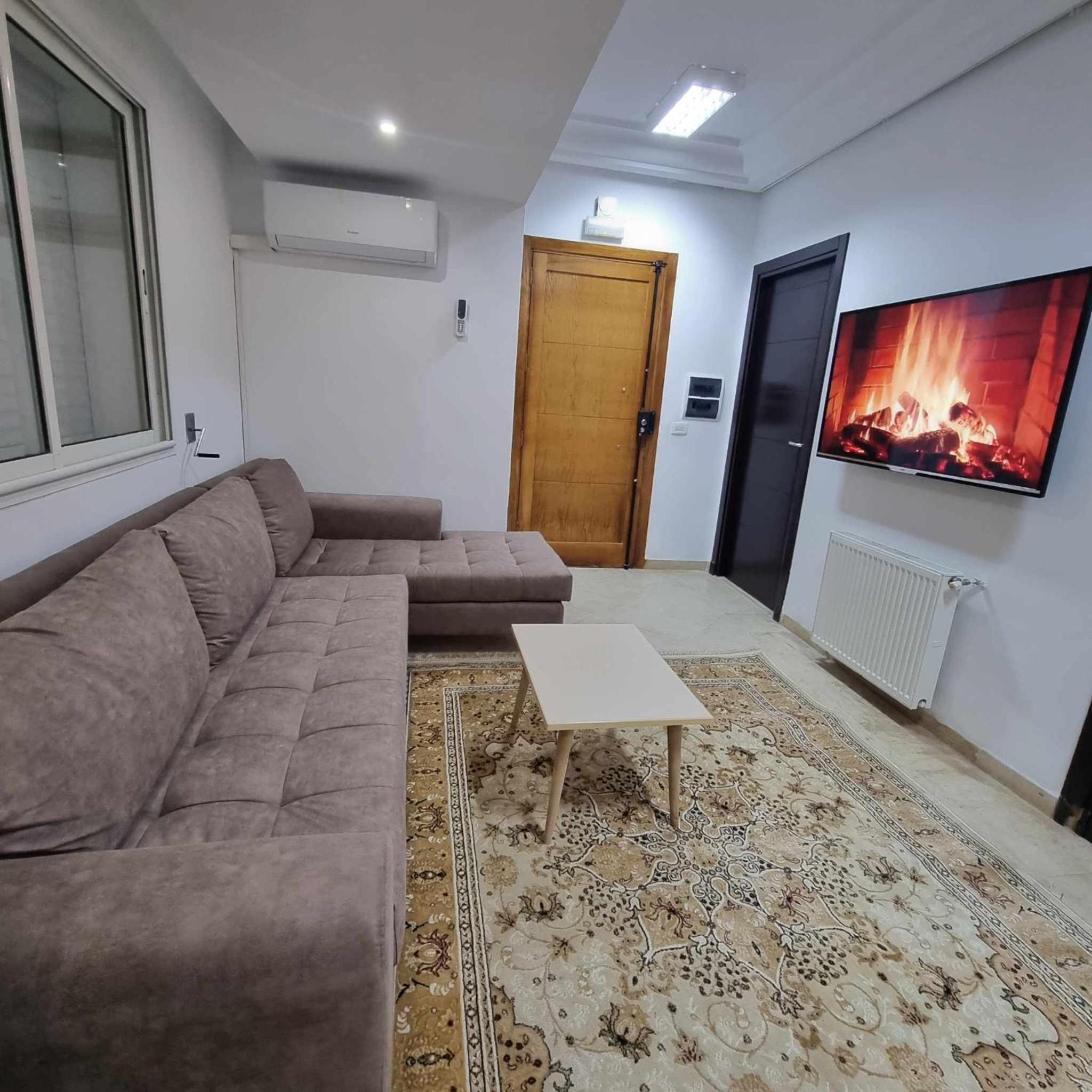 Spacious Apartment Ennasr 2 view 4