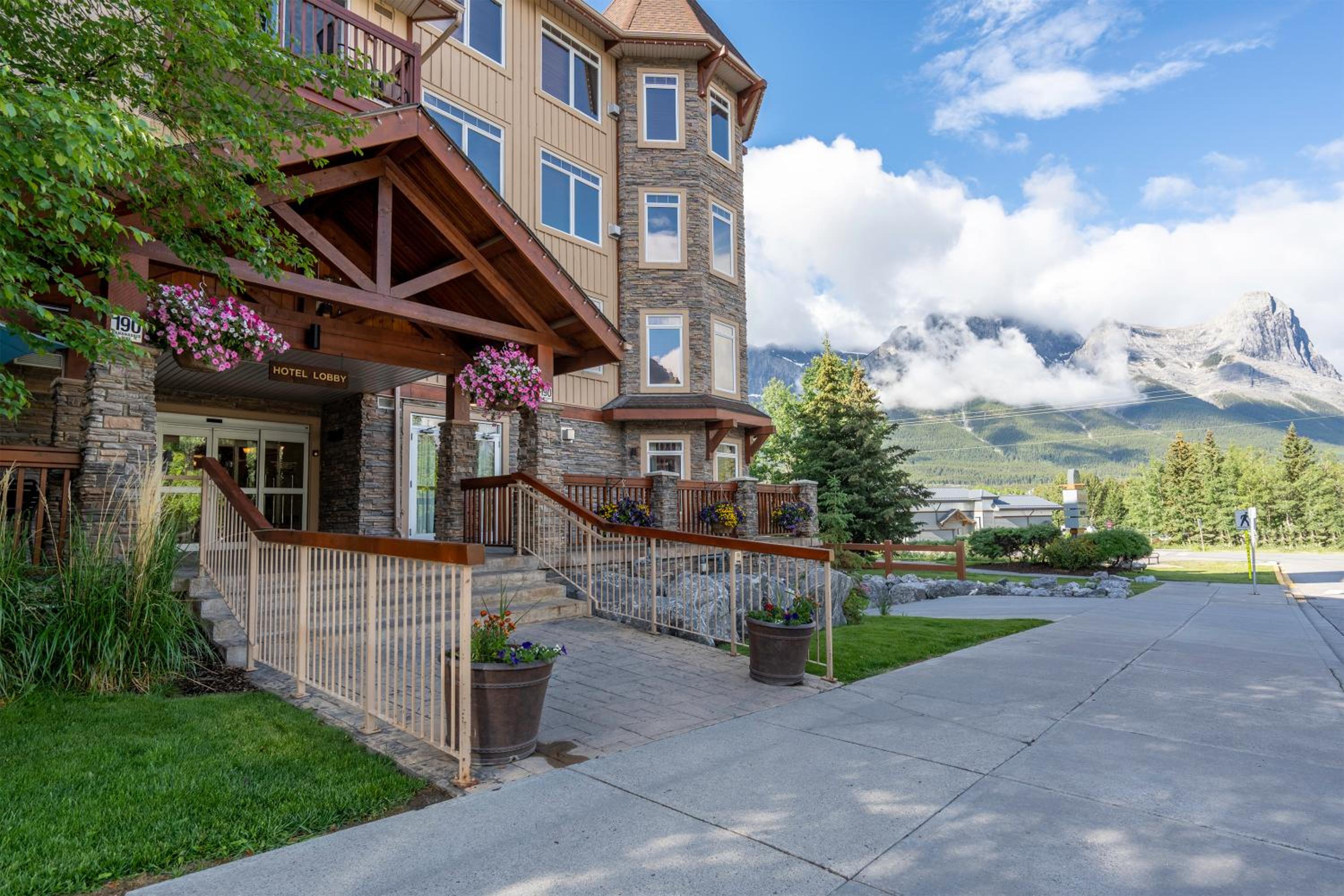 Romantic Mountain Escape Outdoor Hot Tubs & Private Balcony!