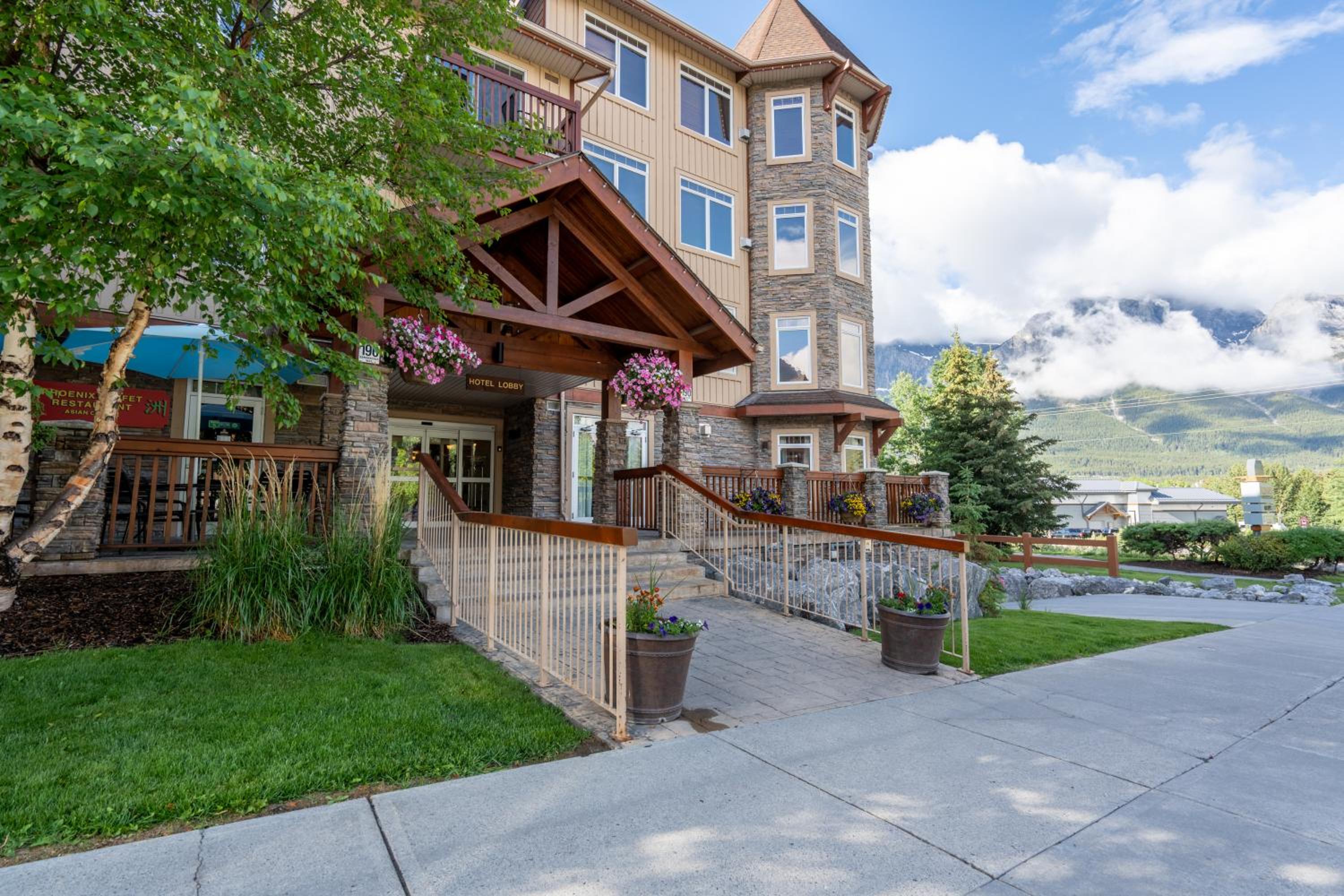 Romantic Mountain Escape Outdoor Hot Tubs & Private Balcony!