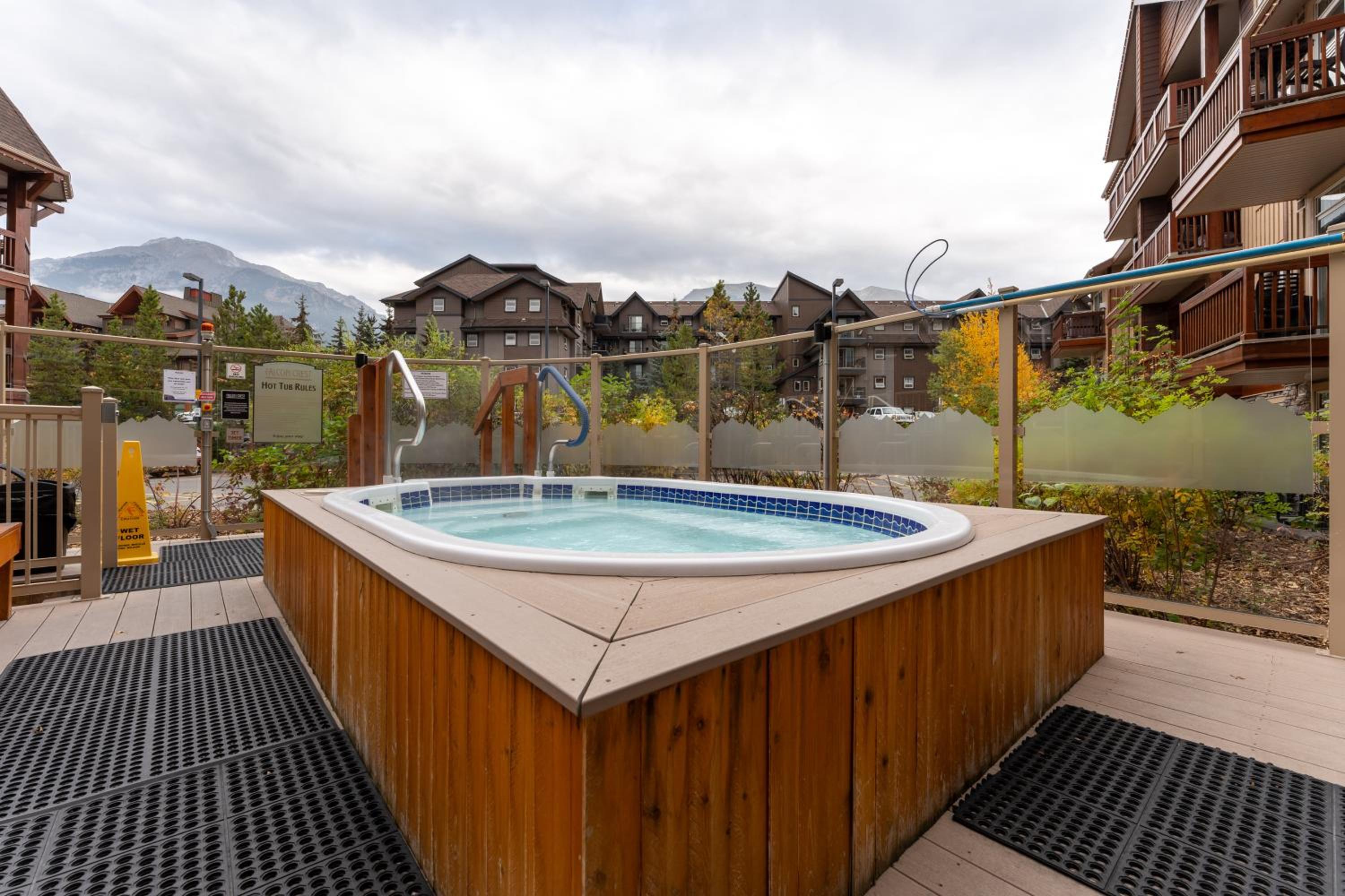 Romantic Mountain Escape Outdoor Hot Tubs & Private Balcony!