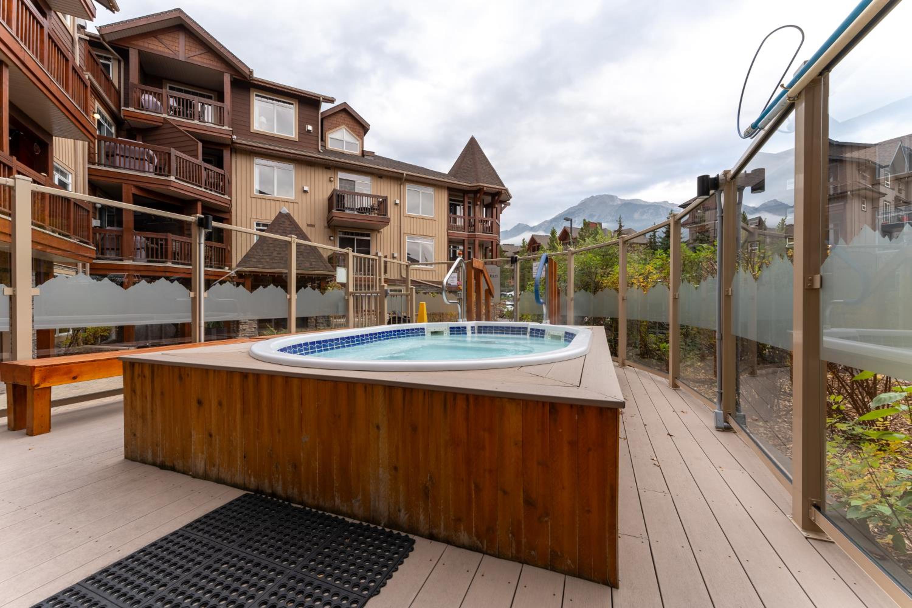 Romantic Mountain Escape Outdoor Hot Tubs & Private Balcony!