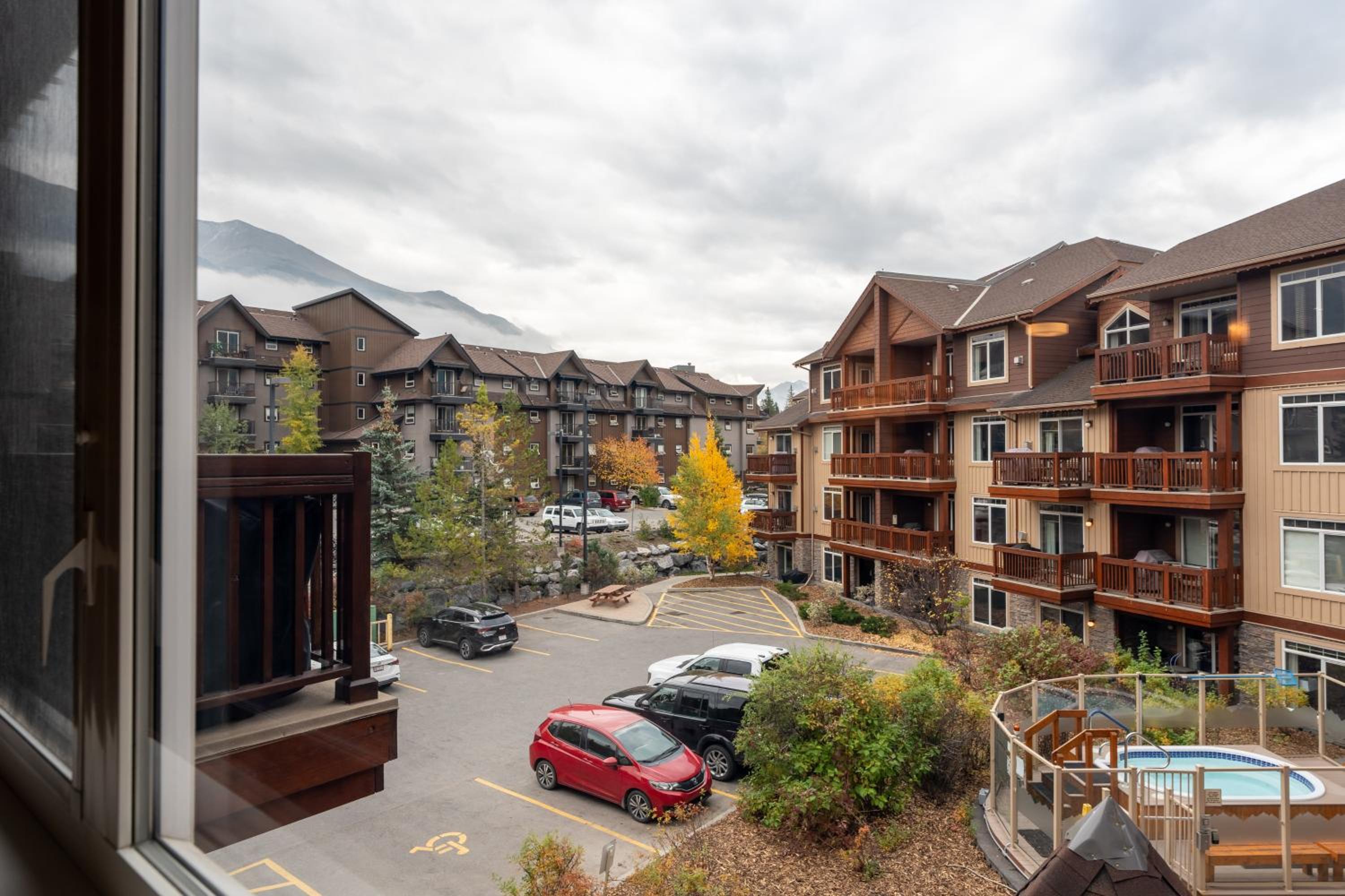 Romantic Mountain Escape Outdoor Hot Tubs & Private Balcony!