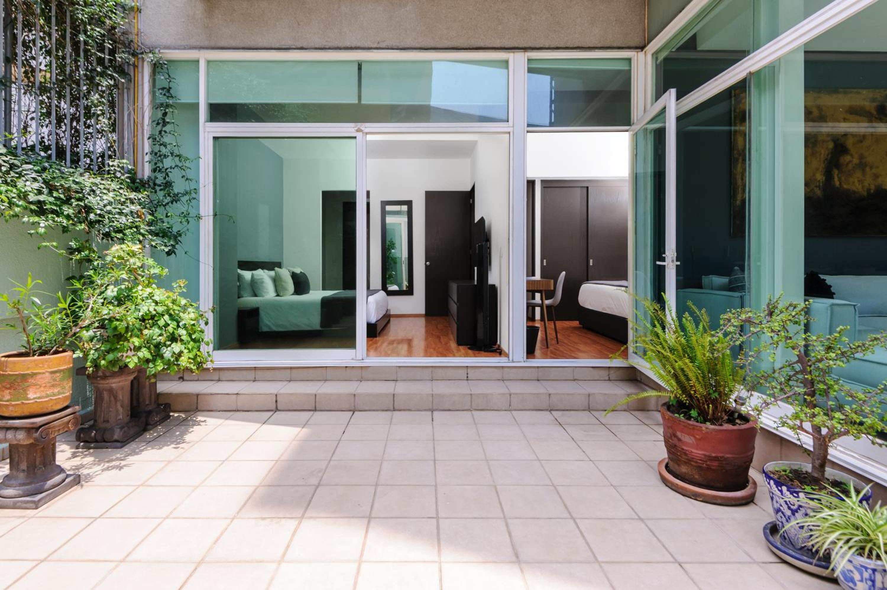New! Stunning garden house 2 bdr Apt photo 3