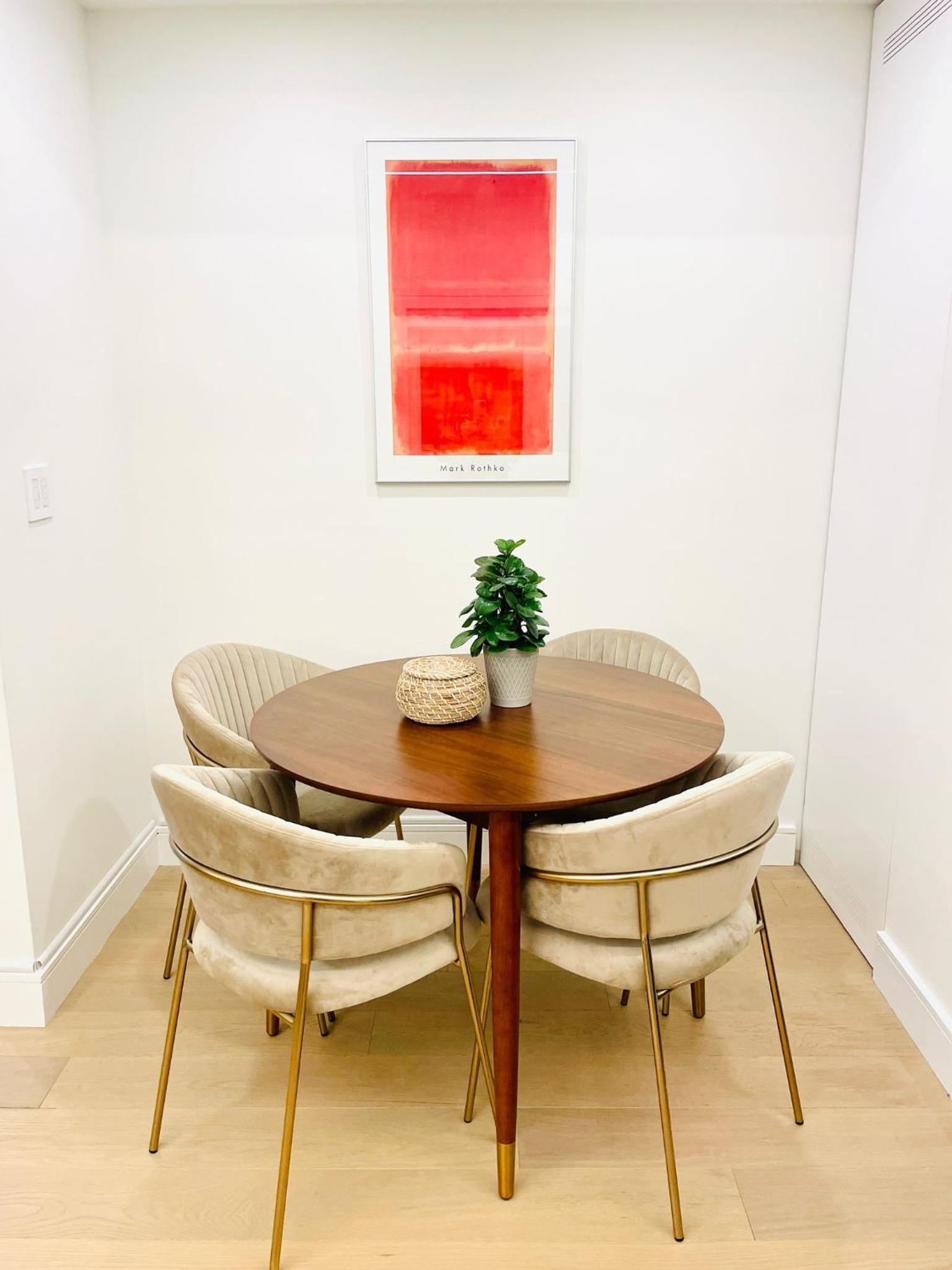 Urban 2-bed apartment in the Beaches