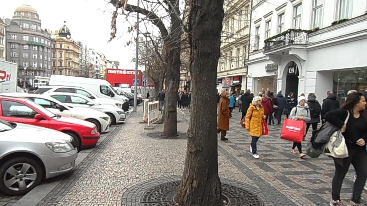 Room2-airB Accommodation next to main street crowded