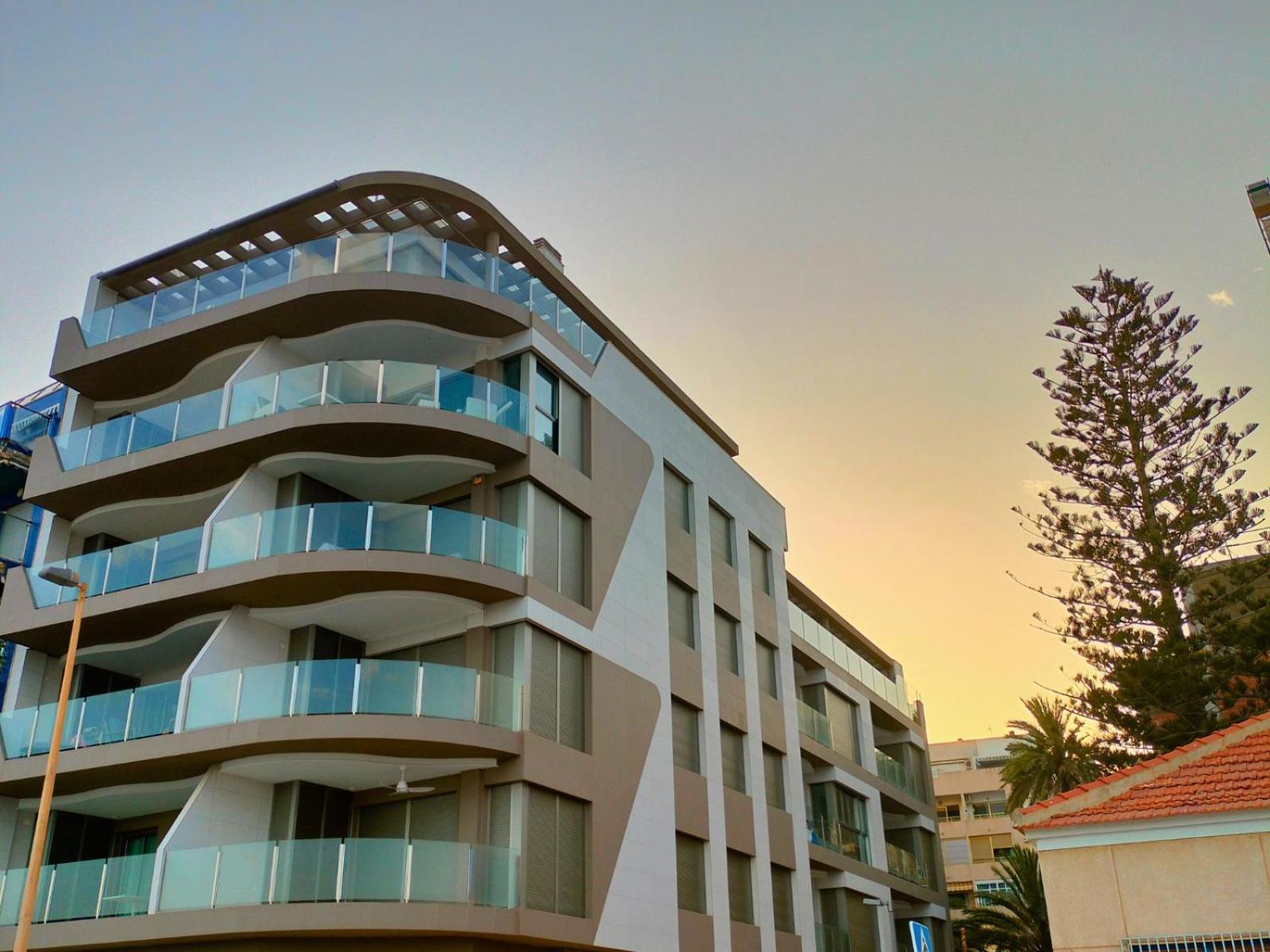 Apartamento Moderno: Primera Línea en Los Locos