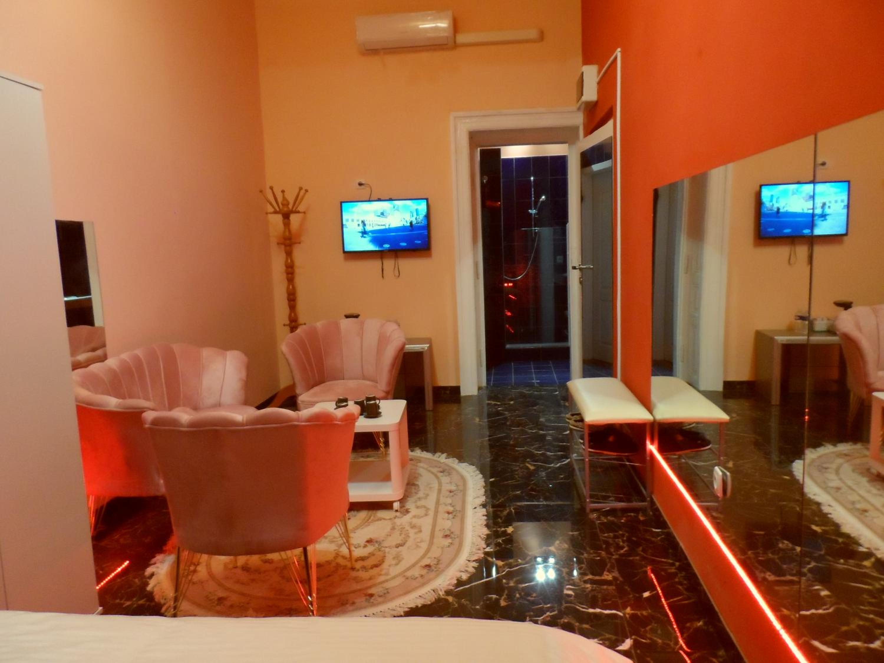 Room2-airB Accommodation next to main street crowded