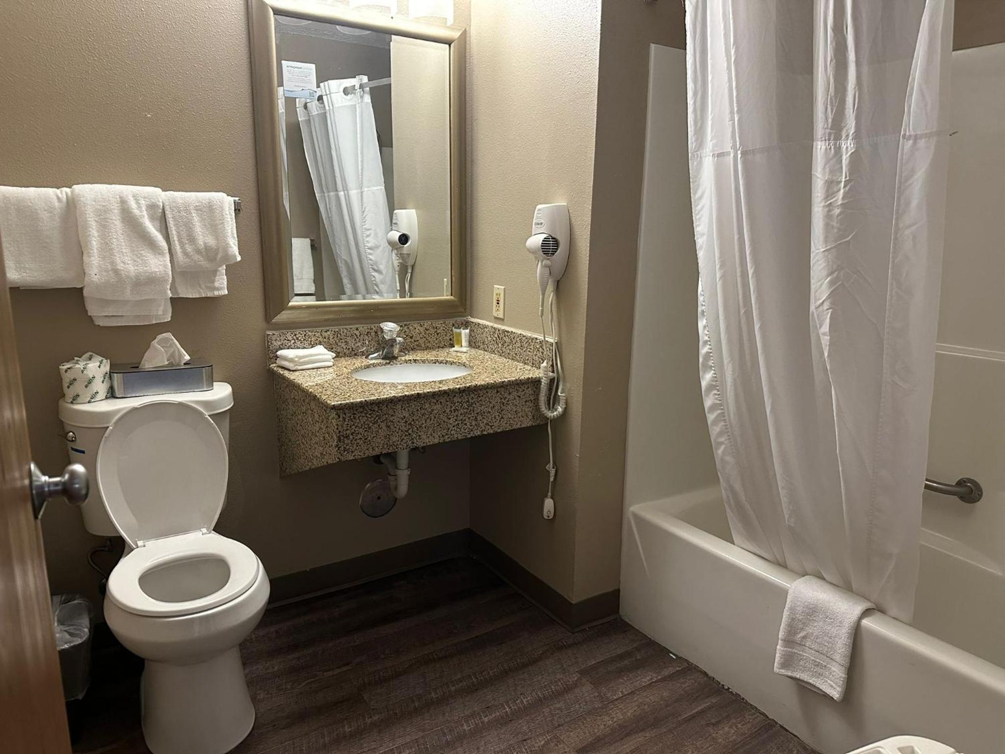 Super 8 by Wyndham Sturtevant Racine - Property Image 26