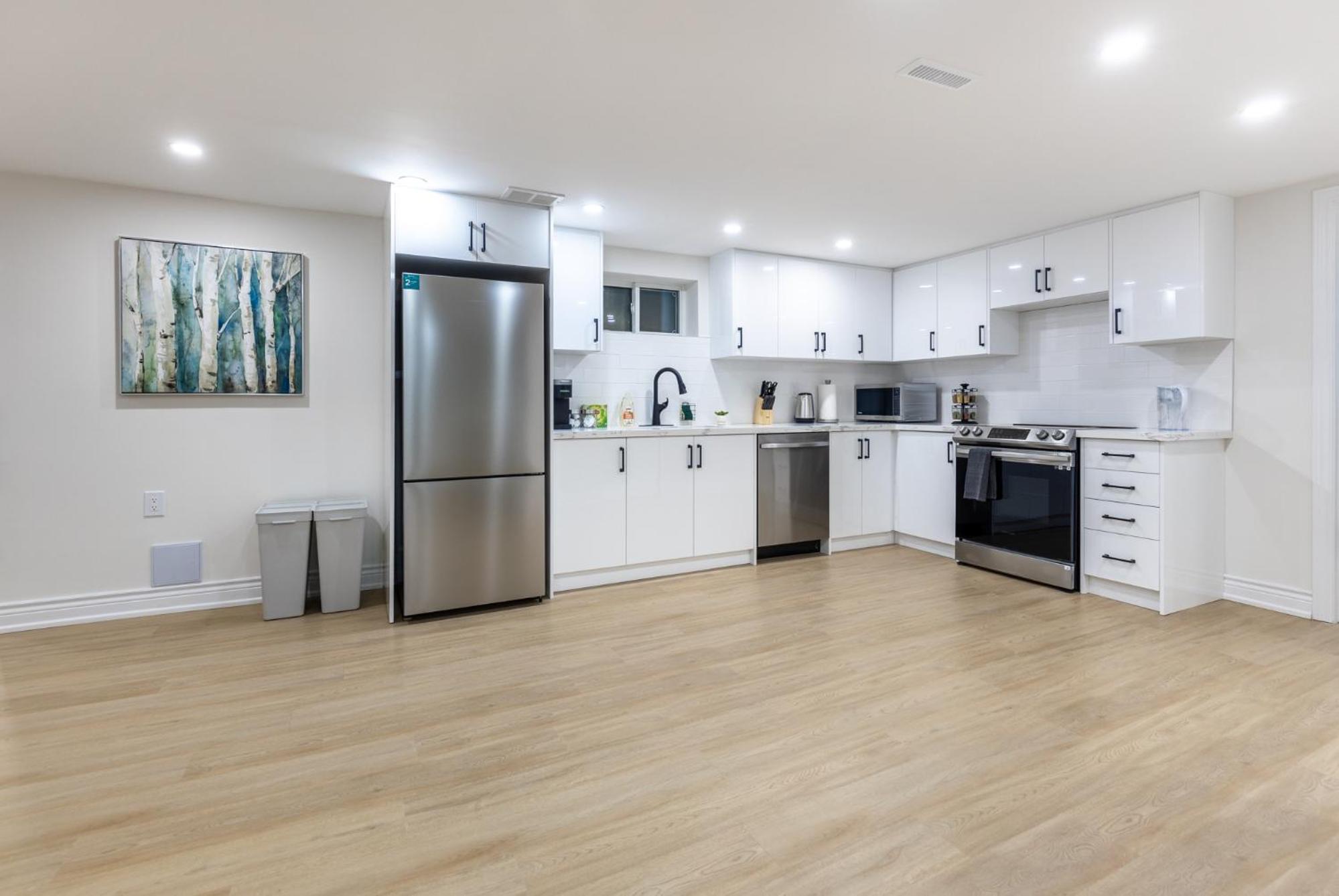 Newly Renoed 2 bedrooms with Bathroom and laundy Lower level.
