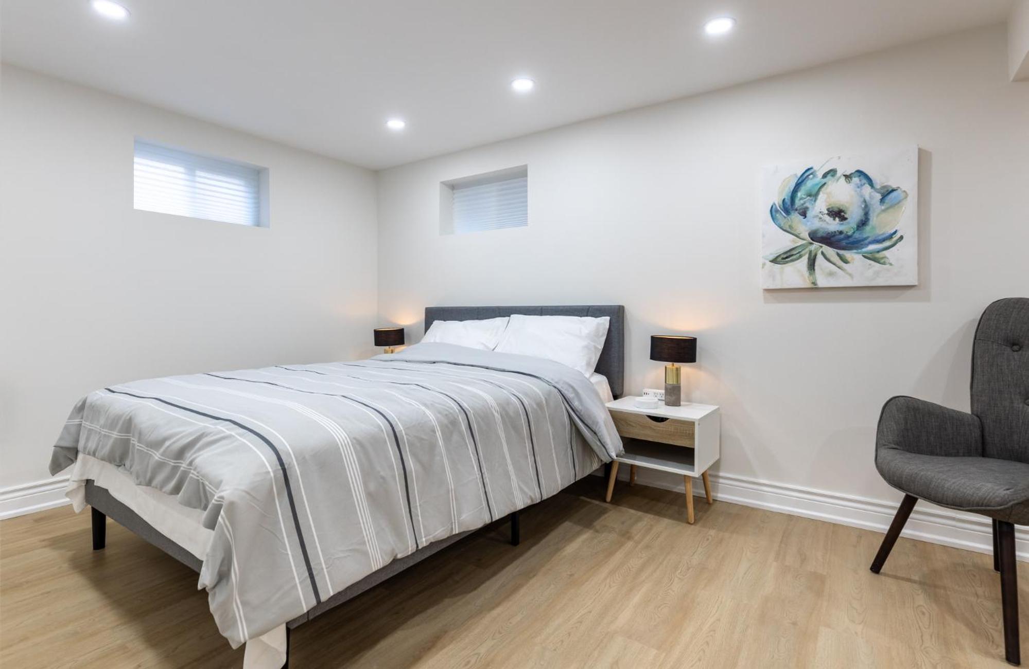 Newly Renoed 2 bedrooms with Bathroom and laundy Lower level.