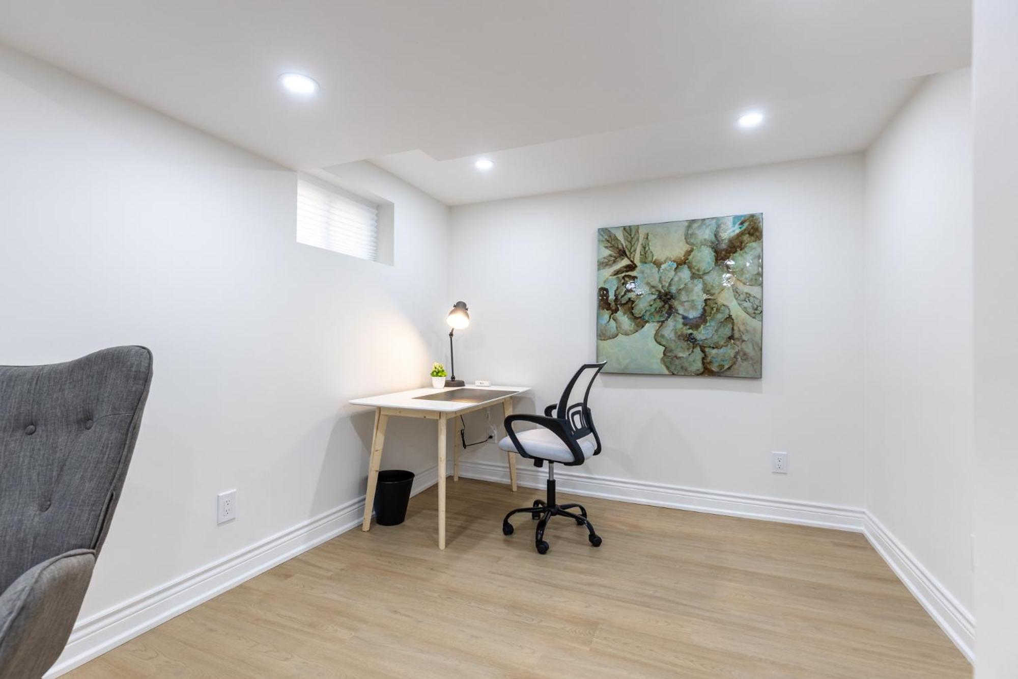 Newly Renoed 2 bedrooms with Bathroom and laundy Lower level.