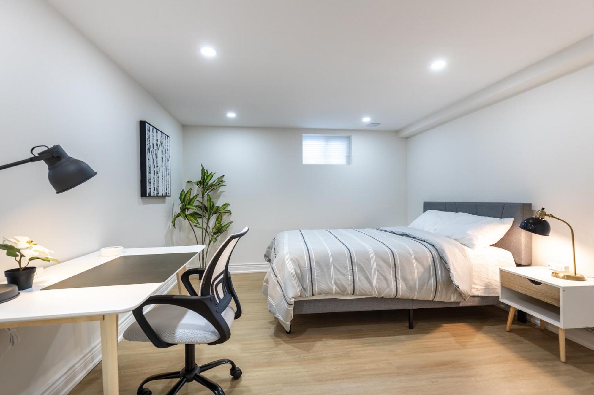 Newly Renoed 2 bedrooms with Bathroom and laundy Lower level.