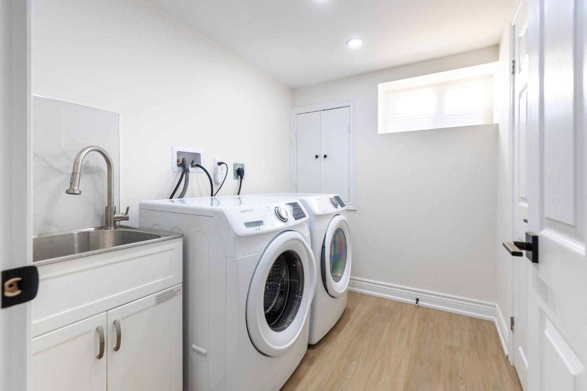 Newly Renoed 2 bedrooms with Bathroom and laundy Lower level.