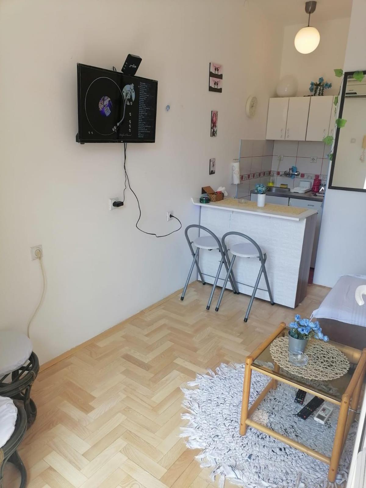 Small low cost studio view 5