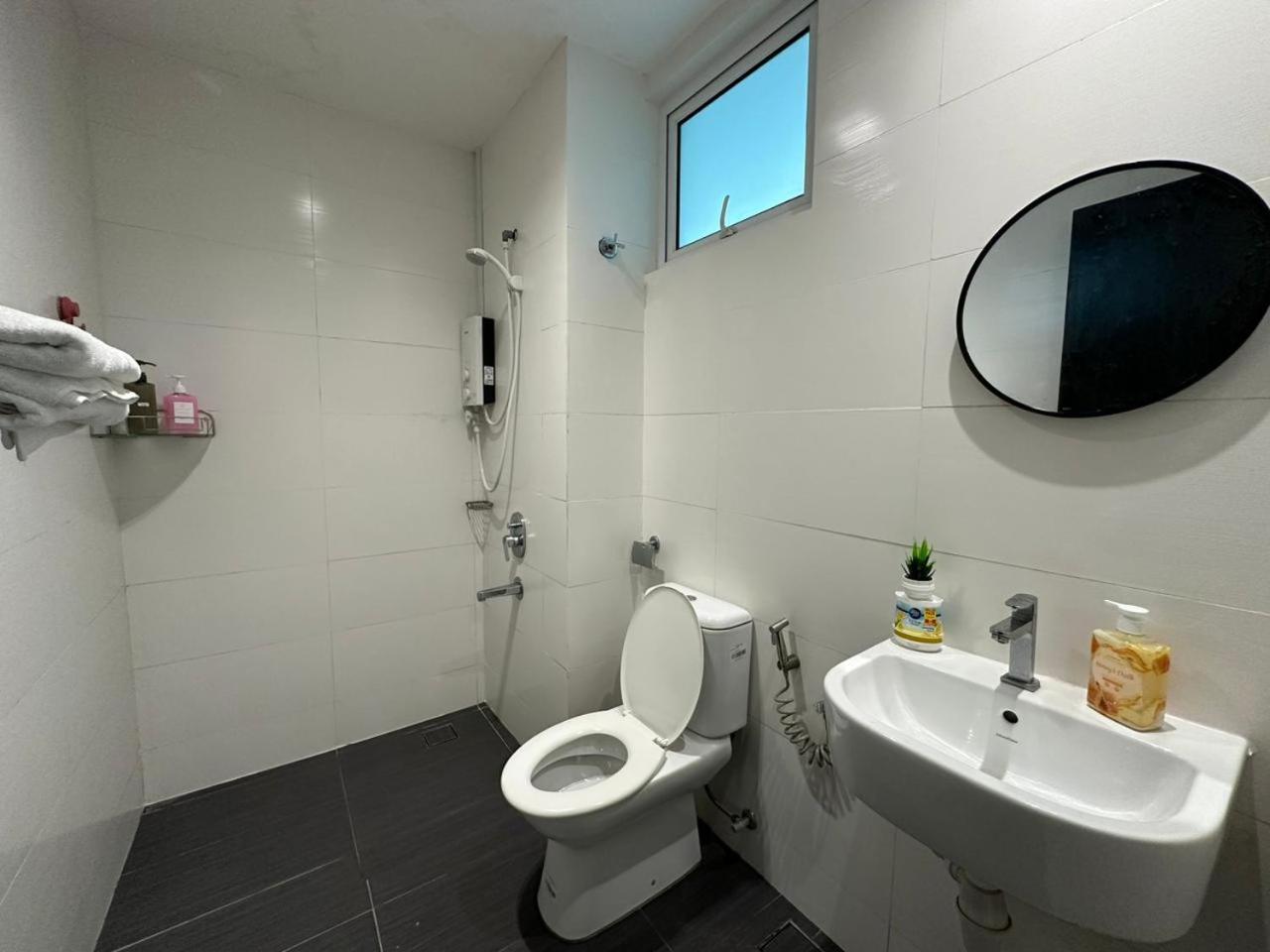 Twin Galaxy Muji Style 2 Bedroom with balcony High Floor Nice City View