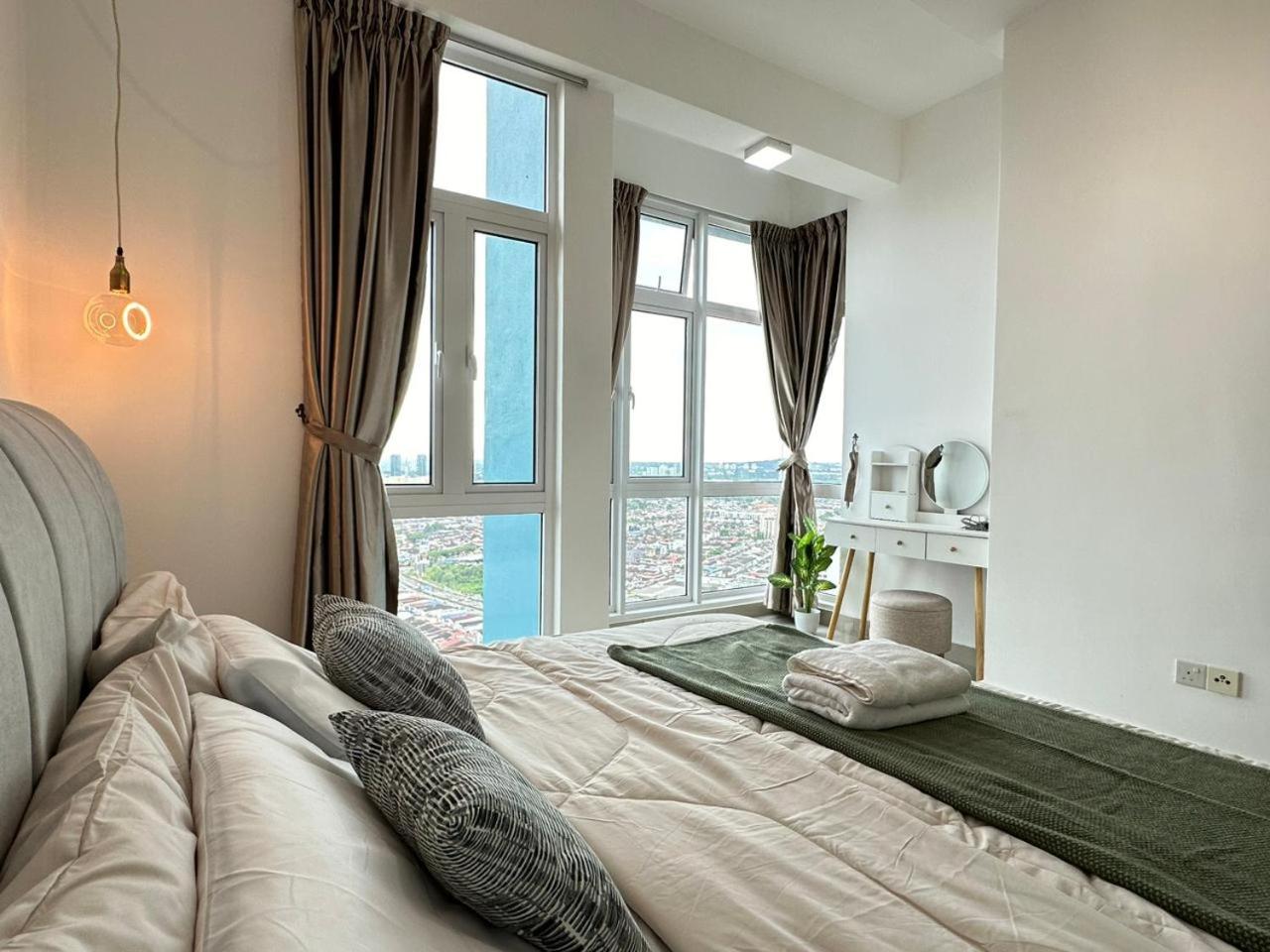 Twin Galaxy Muji Style 2 Bedroom with balcony High Floor Nice City View