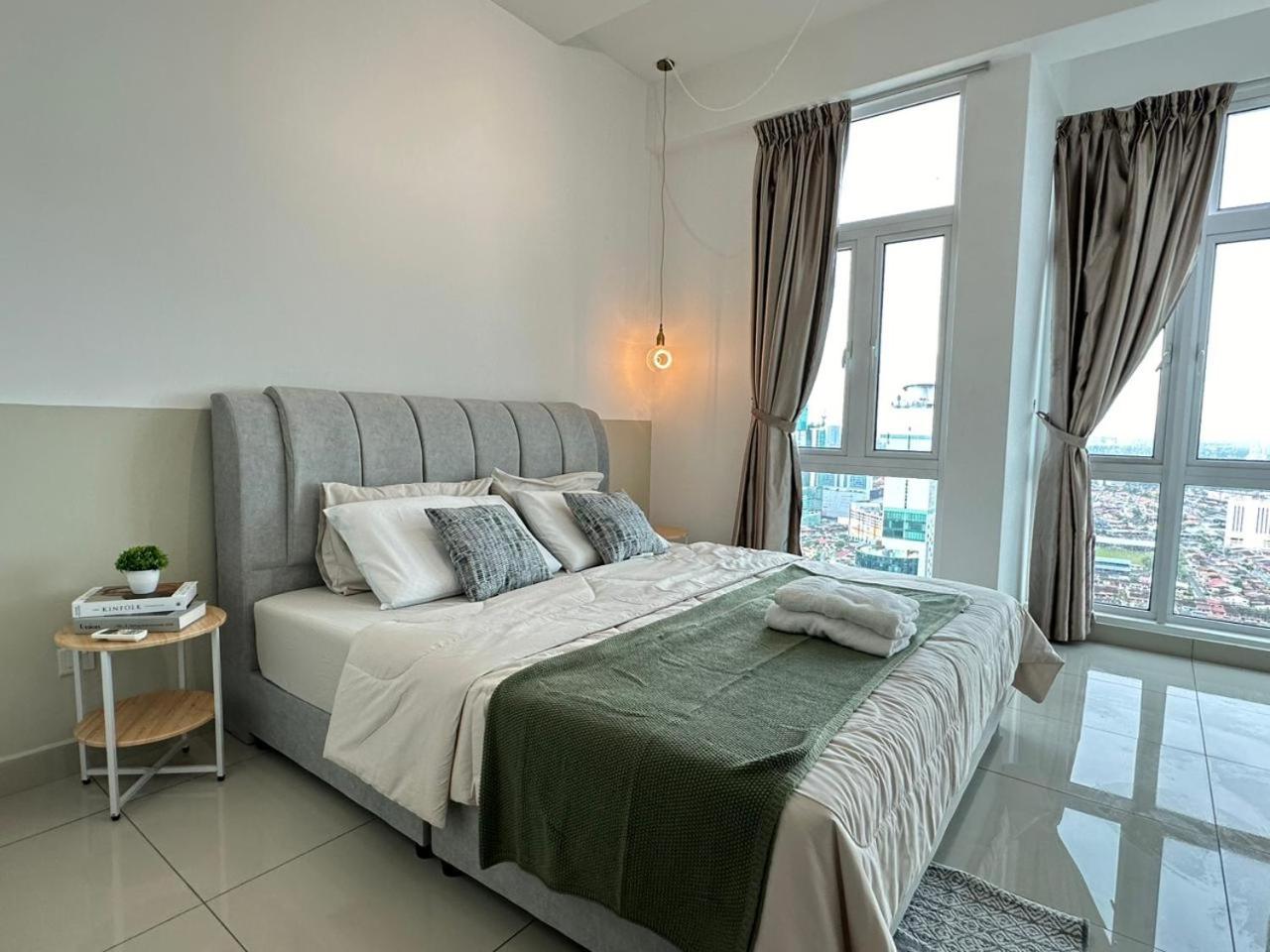 Twin Galaxy Muji Style 2 Bedroom with balcony High Floor Nice City View