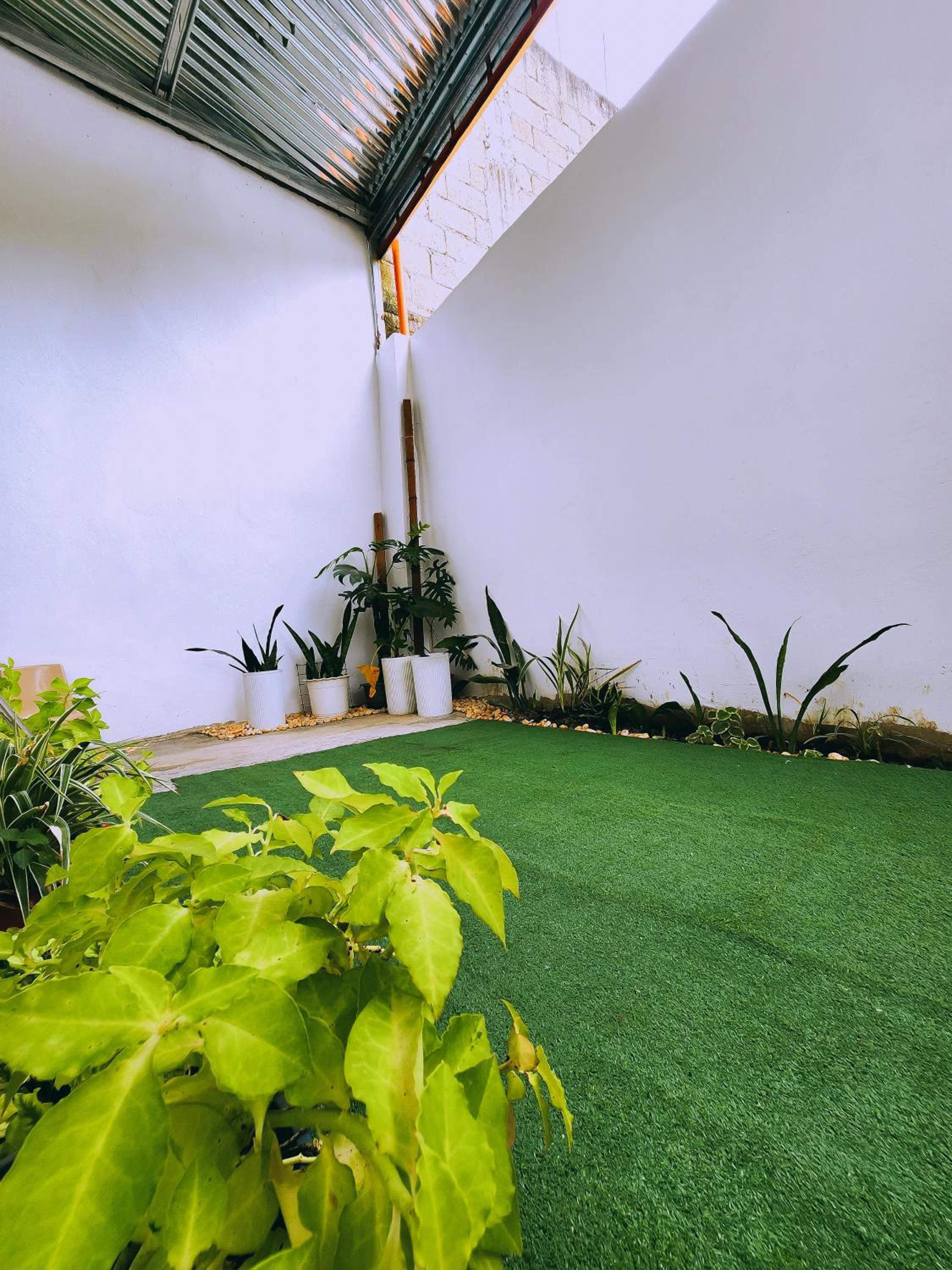 Serene 2BR Escape: Poolside Bliss in Iloilo City view 4