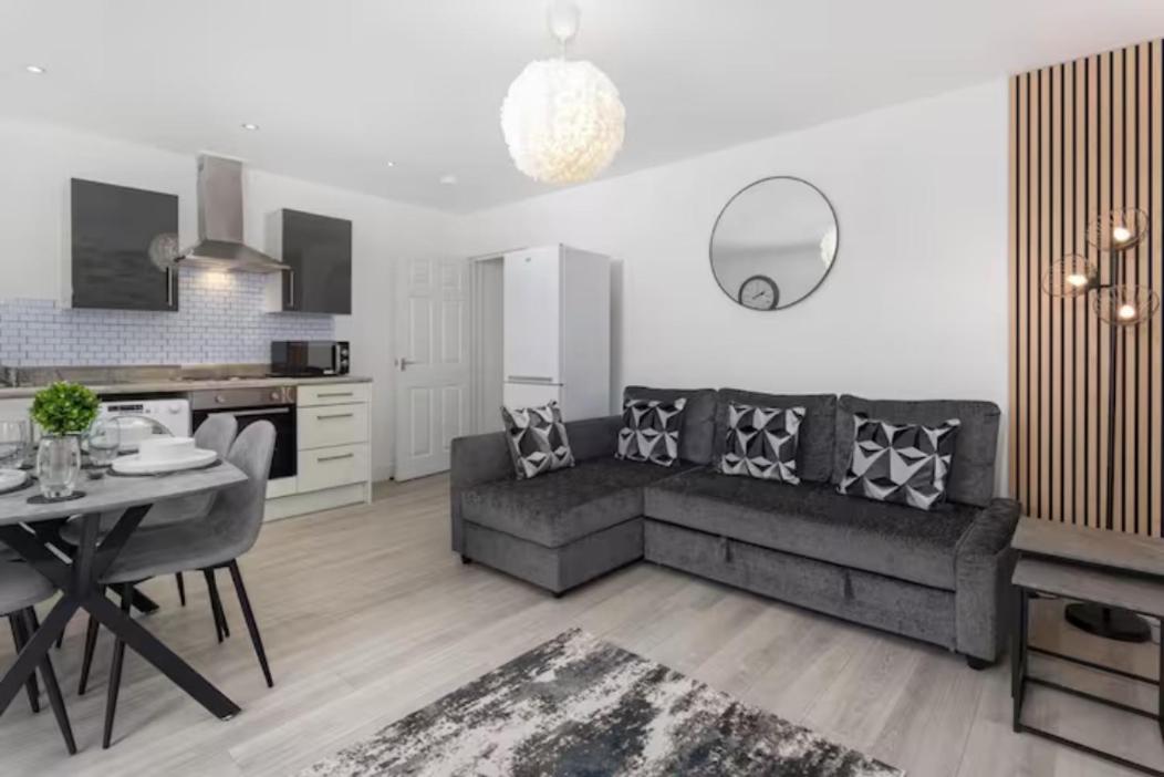 Orange Rentals- Apartment close to Anfield- sleeps 6 guests- Free Parking! view 2