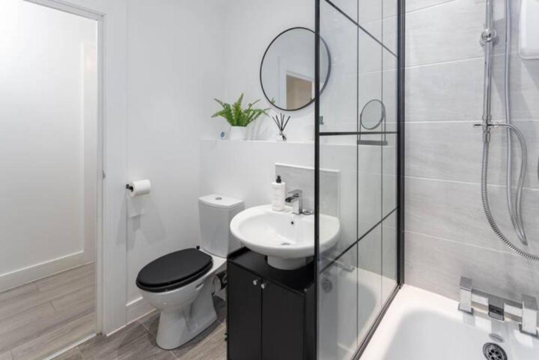 Orange Rentals- Apartment close to Anfield- sleeps 6 guests- Free Parking! view 4