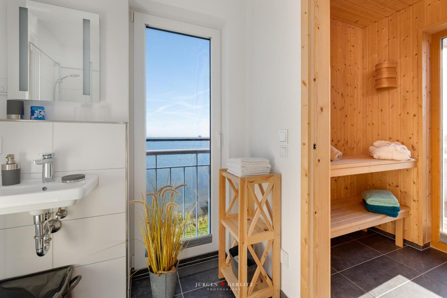 Ostseewind: Wasserblick, finnische Sauna, Whirlwanne, Kamin, 2 Parkplaetze