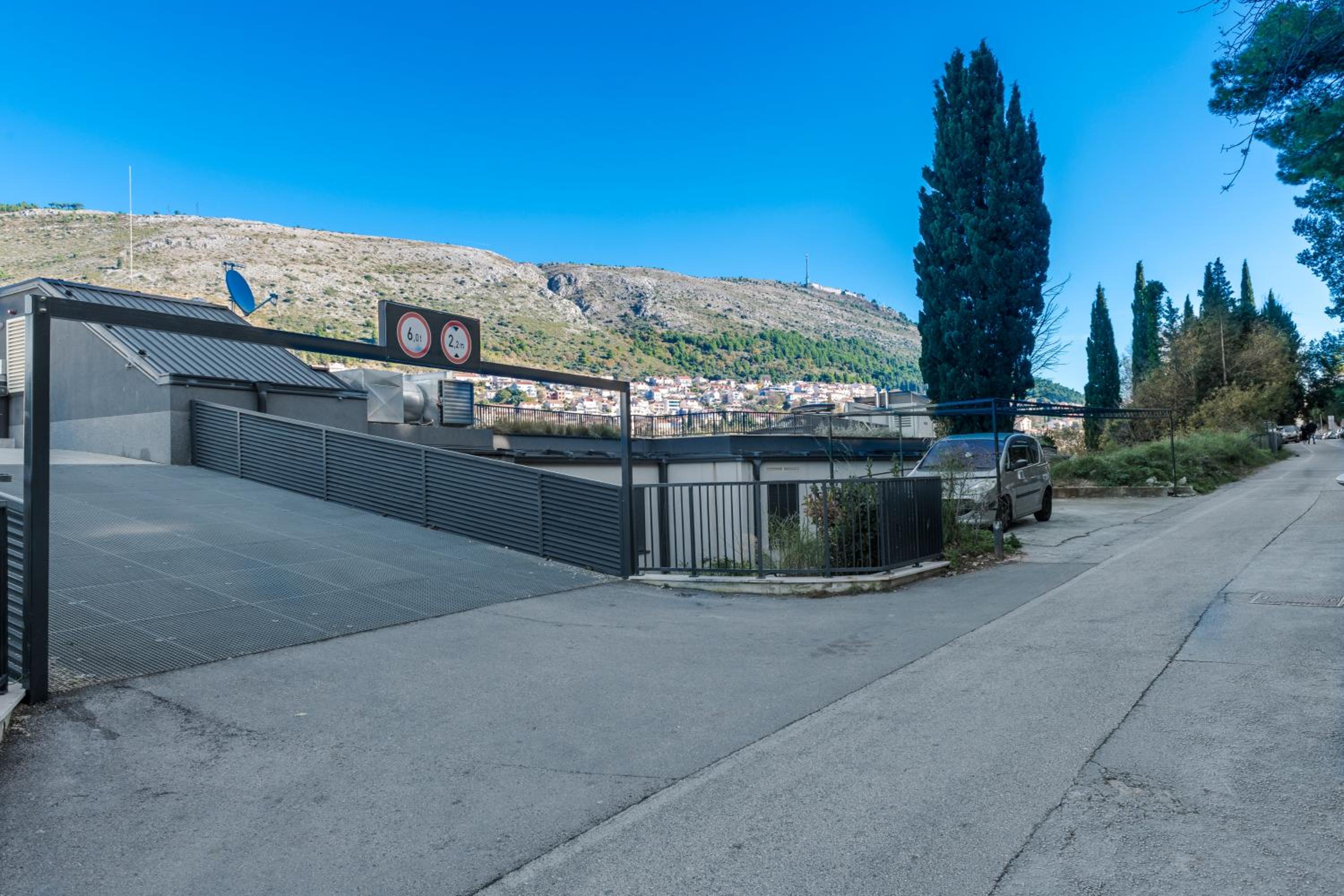 Lupo Gravosa FREE PARKING