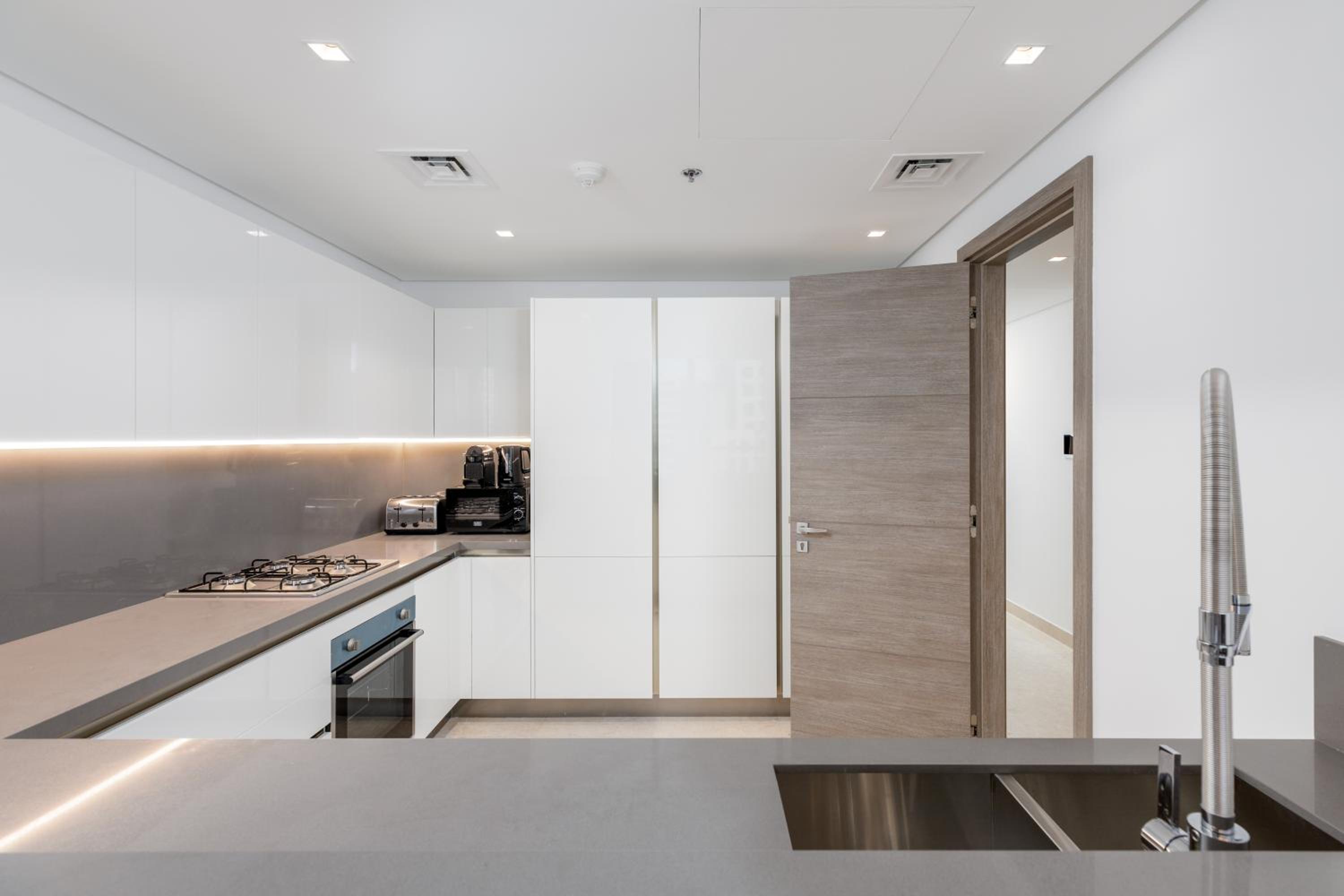 Maison Privee - Classy Urban Retreat with Amazing Dubai Canal Views