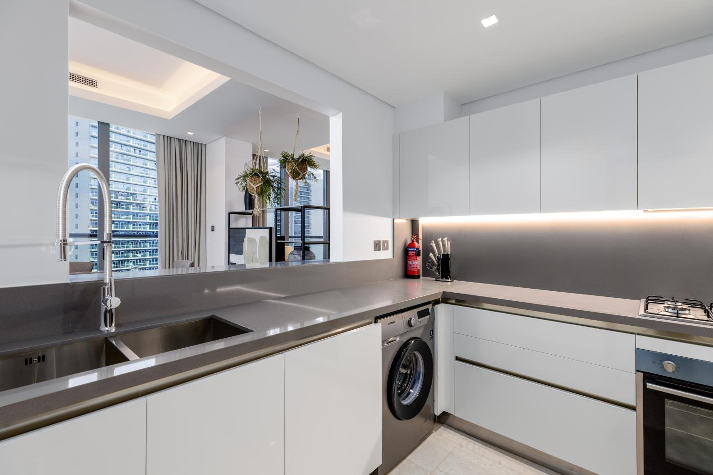 Maison Privee - Classy Urban Retreat with Amazing Dubai Canal Views
