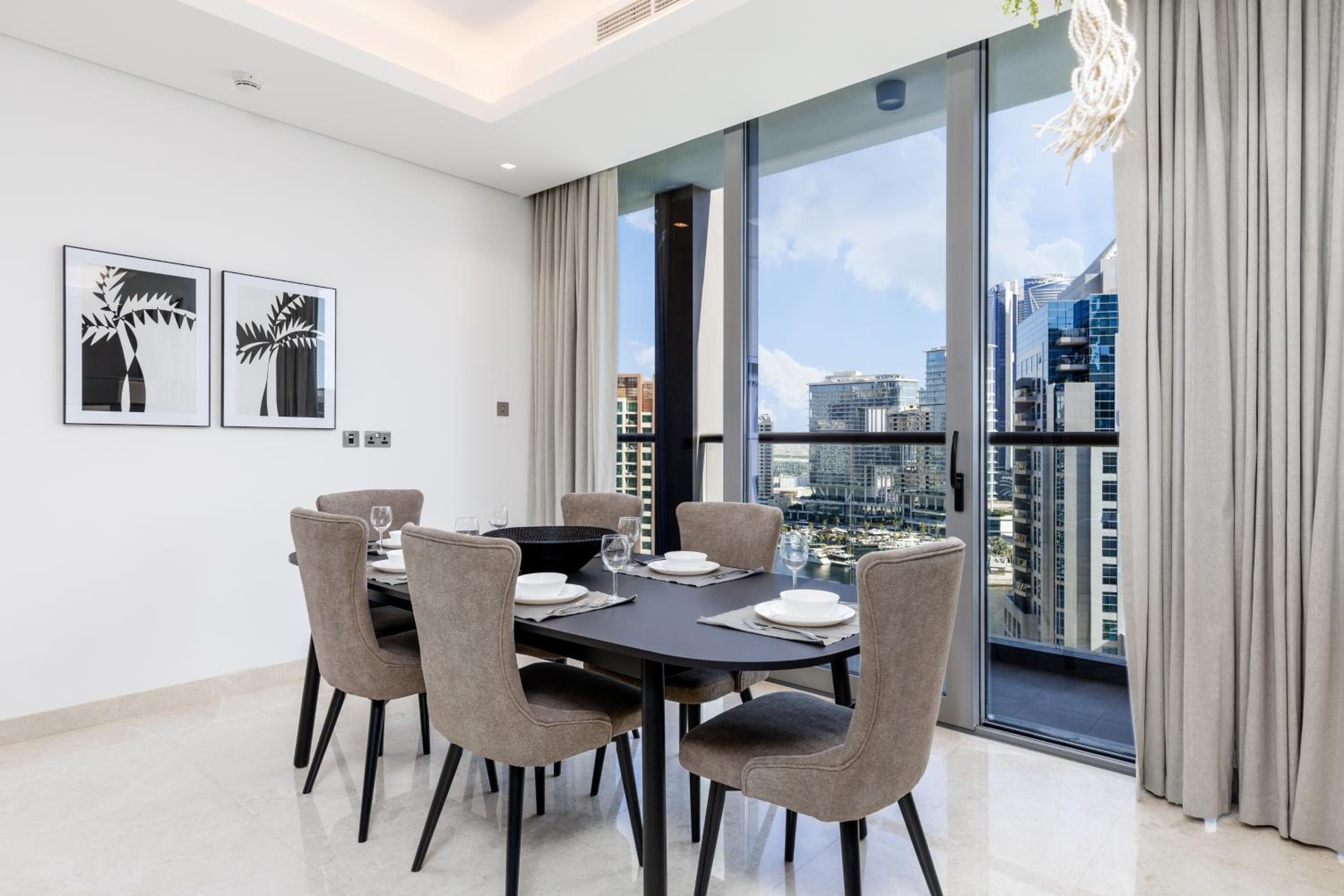 Maison Privee - Classy Urban Retreat with Amazing Dubai Canal Views