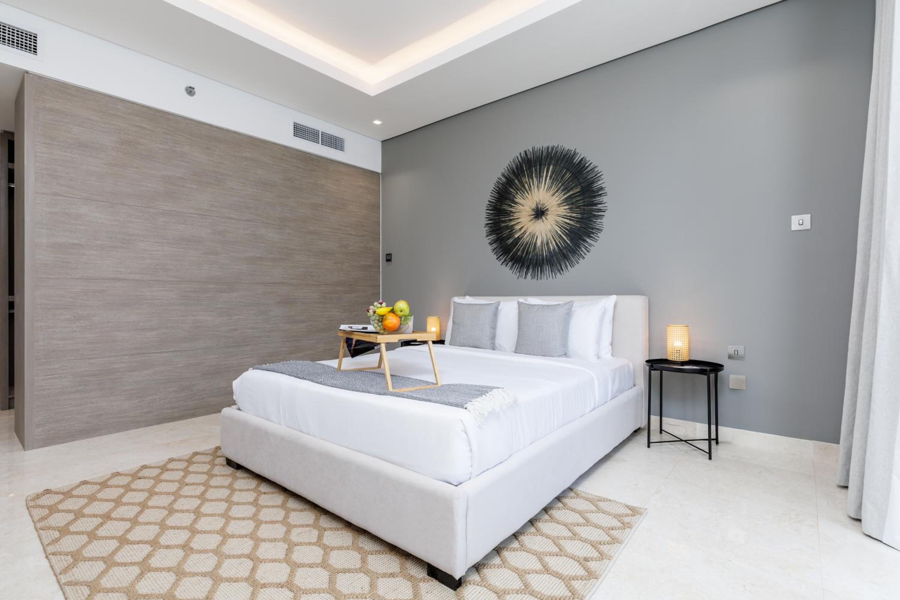 Maison Privee - Classy Urban Retreat with Amazing Dubai Canal Views