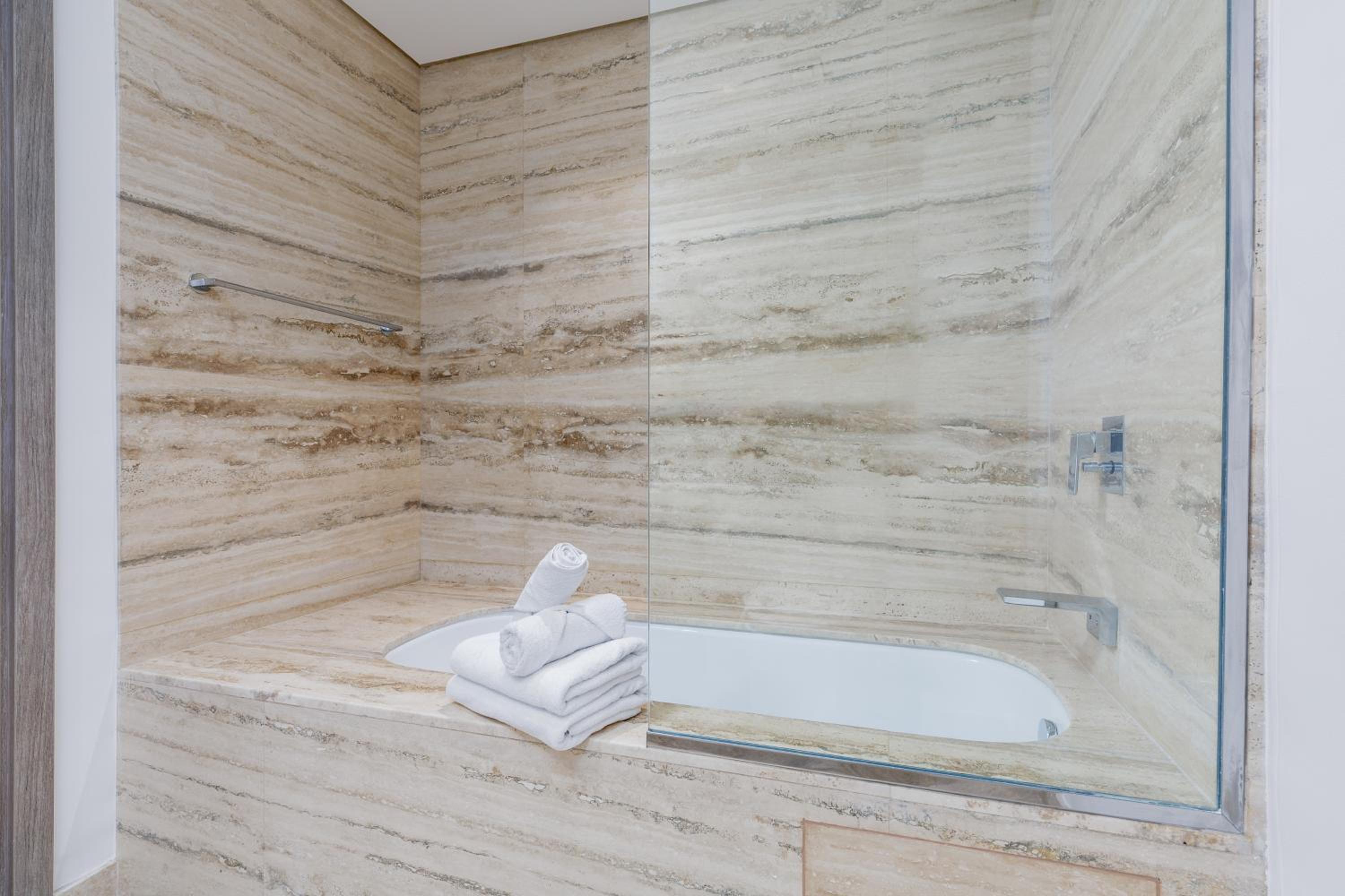 Maison Privee - Classy Urban Retreat with Amazing Dubai Canal Views