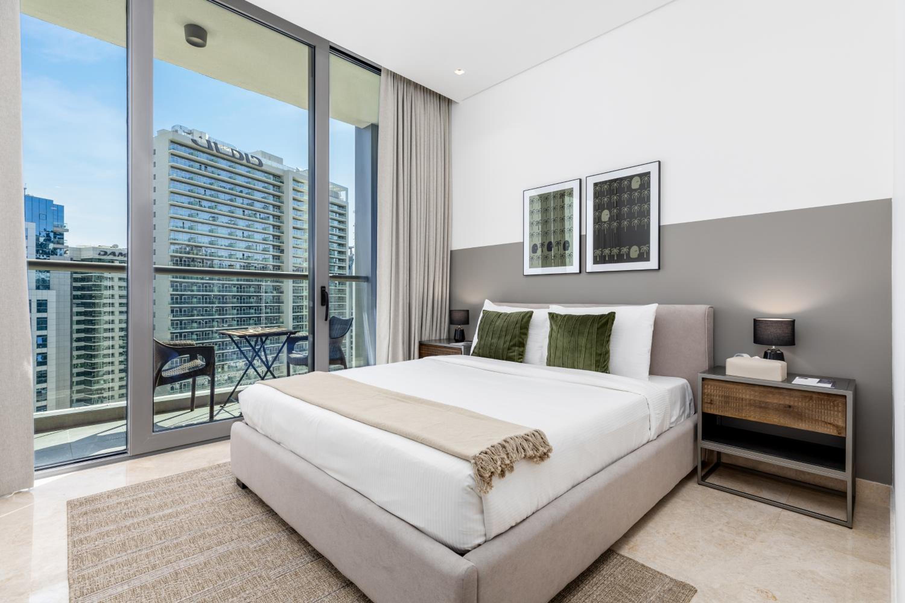 Maison Privee - Classy Urban Retreat with Amazing Dubai Canal Views