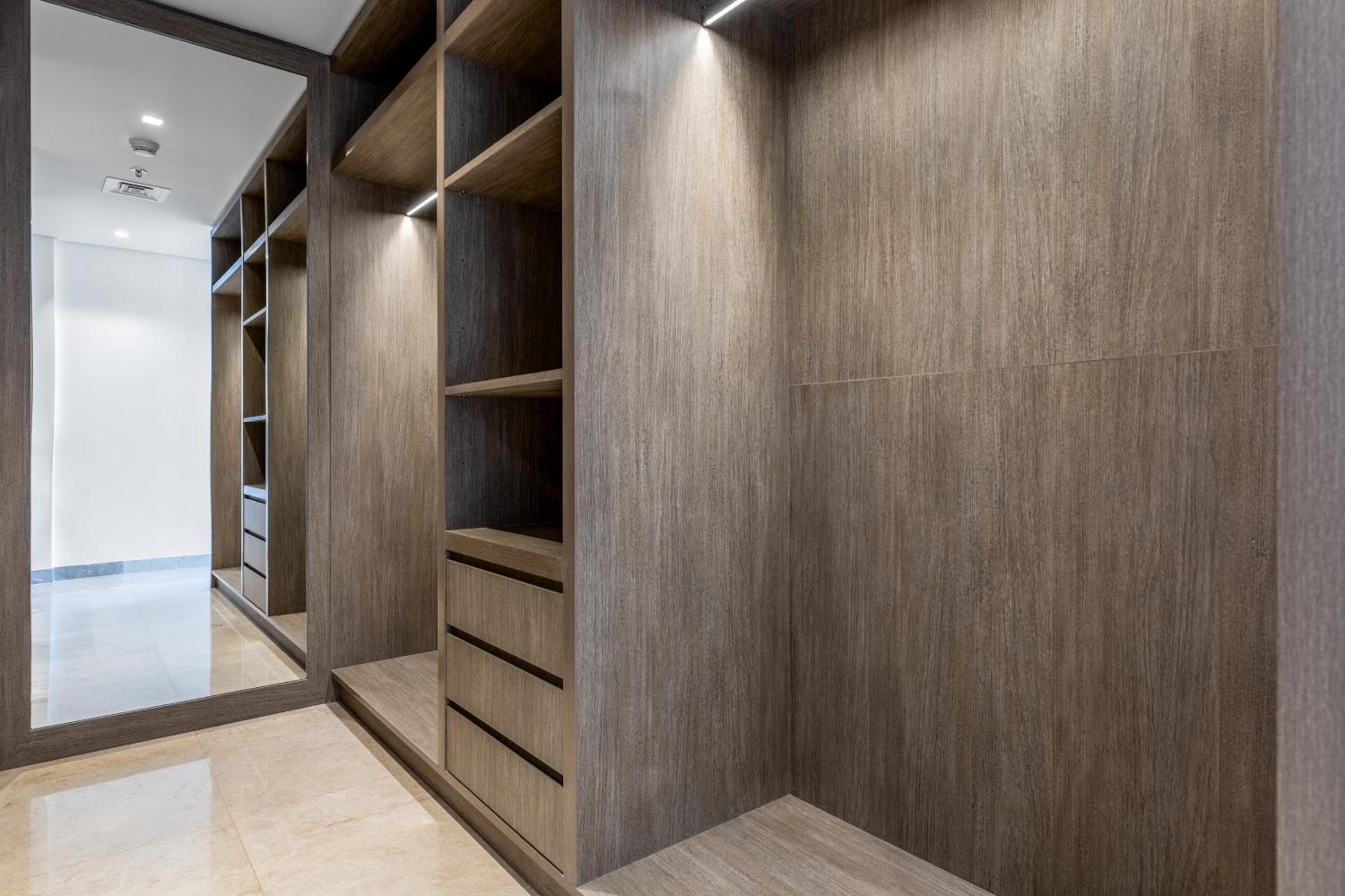 Maison Privee - Classy Urban Retreat with Amazing Dubai Canal Views