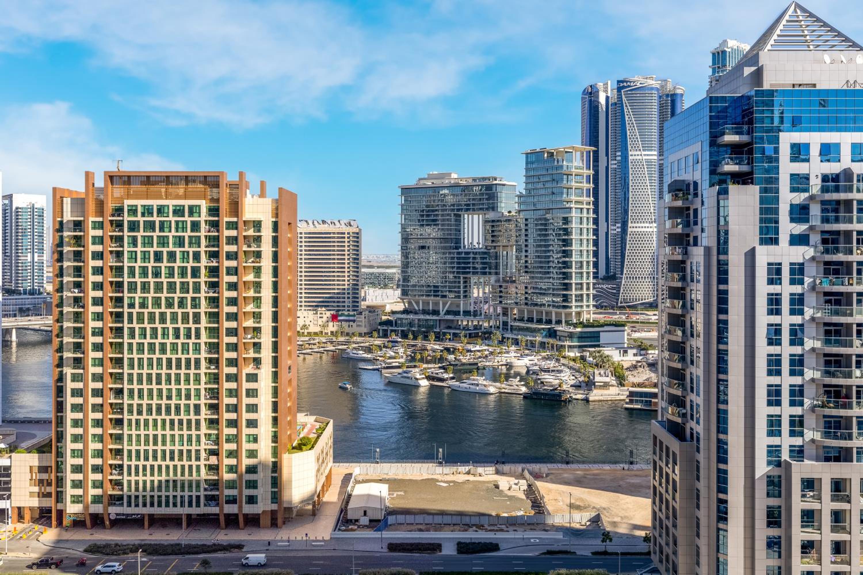 Maison Privee - Classy Urban Retreat with Amazing Dubai Canal Views