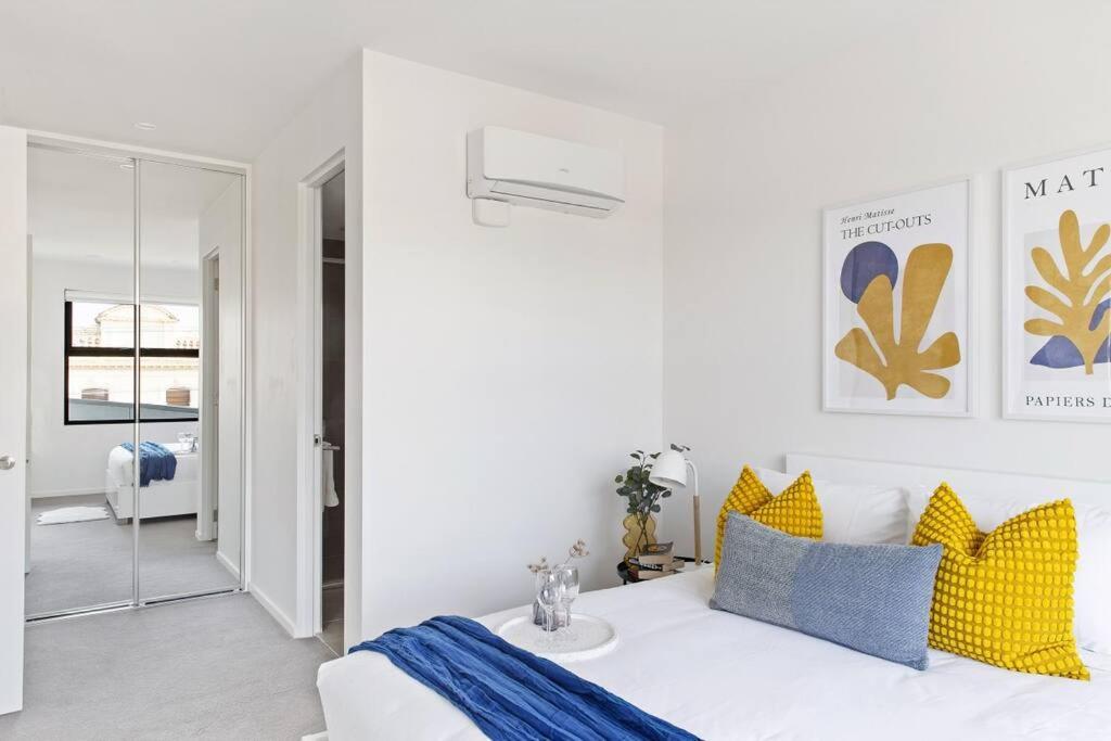 Caulfield Elegance: Chic Abode