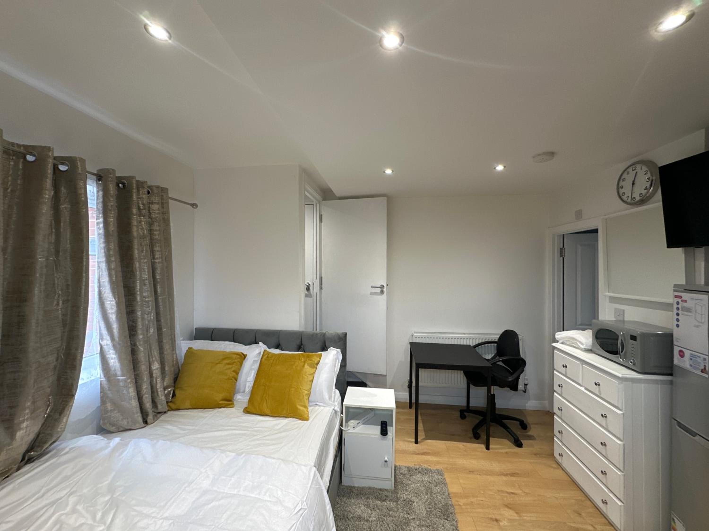 Ensuite Luxury 1st Studio Flat With full Private Toilet And Shower With its Own Kitchenette A Fully Equipped Independent Studio Flat view 3