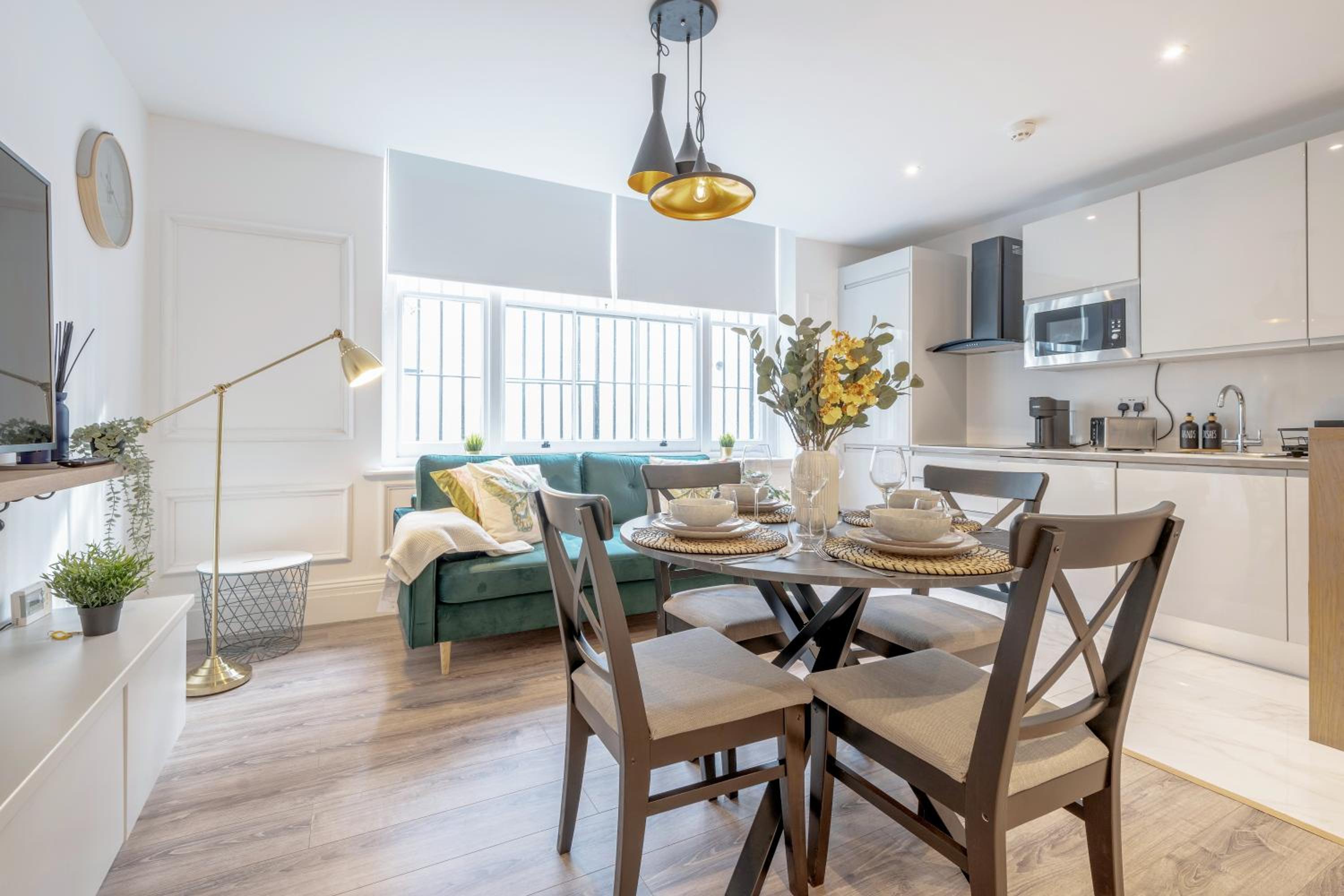 The Hyde Park Apartment - Central and Bright