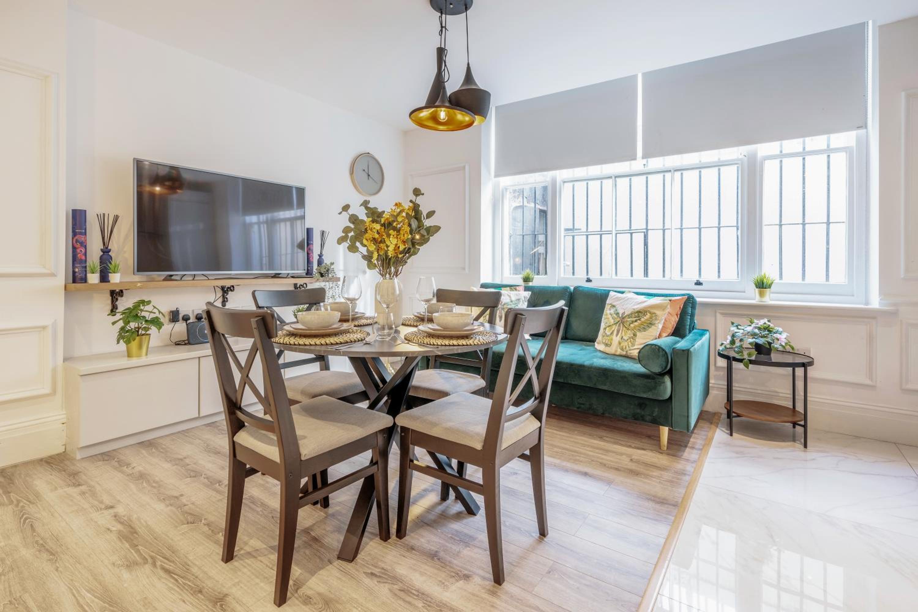 The Hyde Park Apartment - Central and Bright