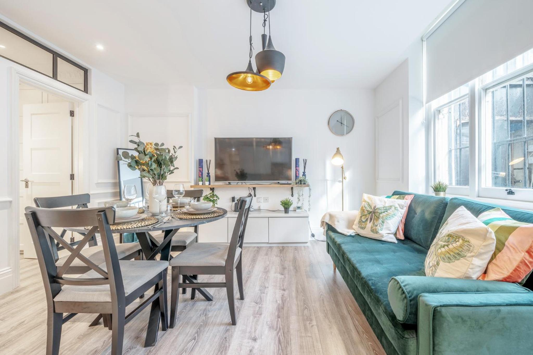 The Hyde Park Apartment - Central and Bright