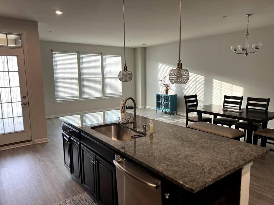 3 Bedroom Luxury Condo near NASA view 3