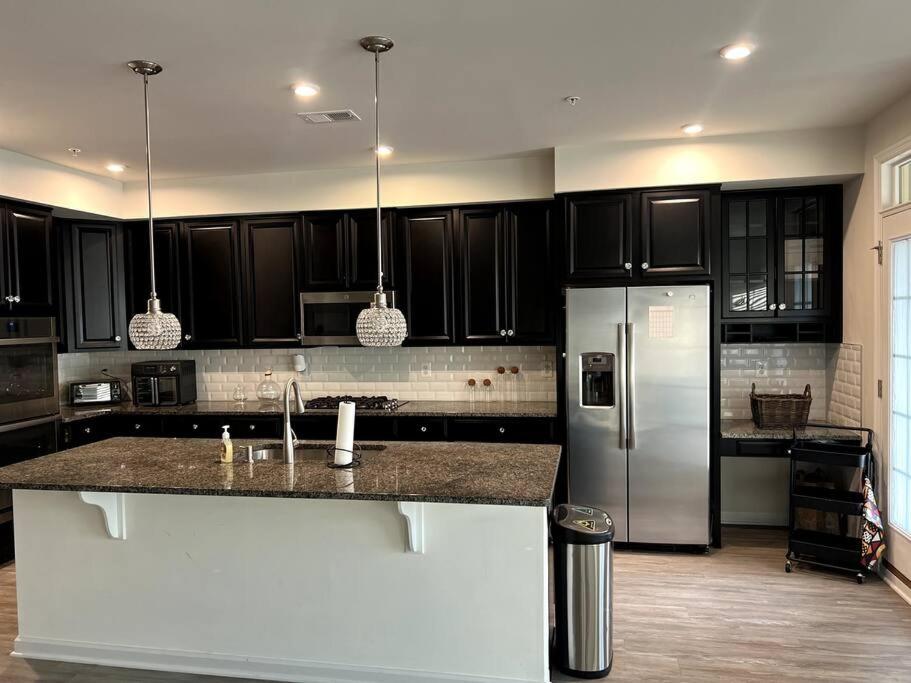 3 Bedroom Luxury Condo near NASA view 4