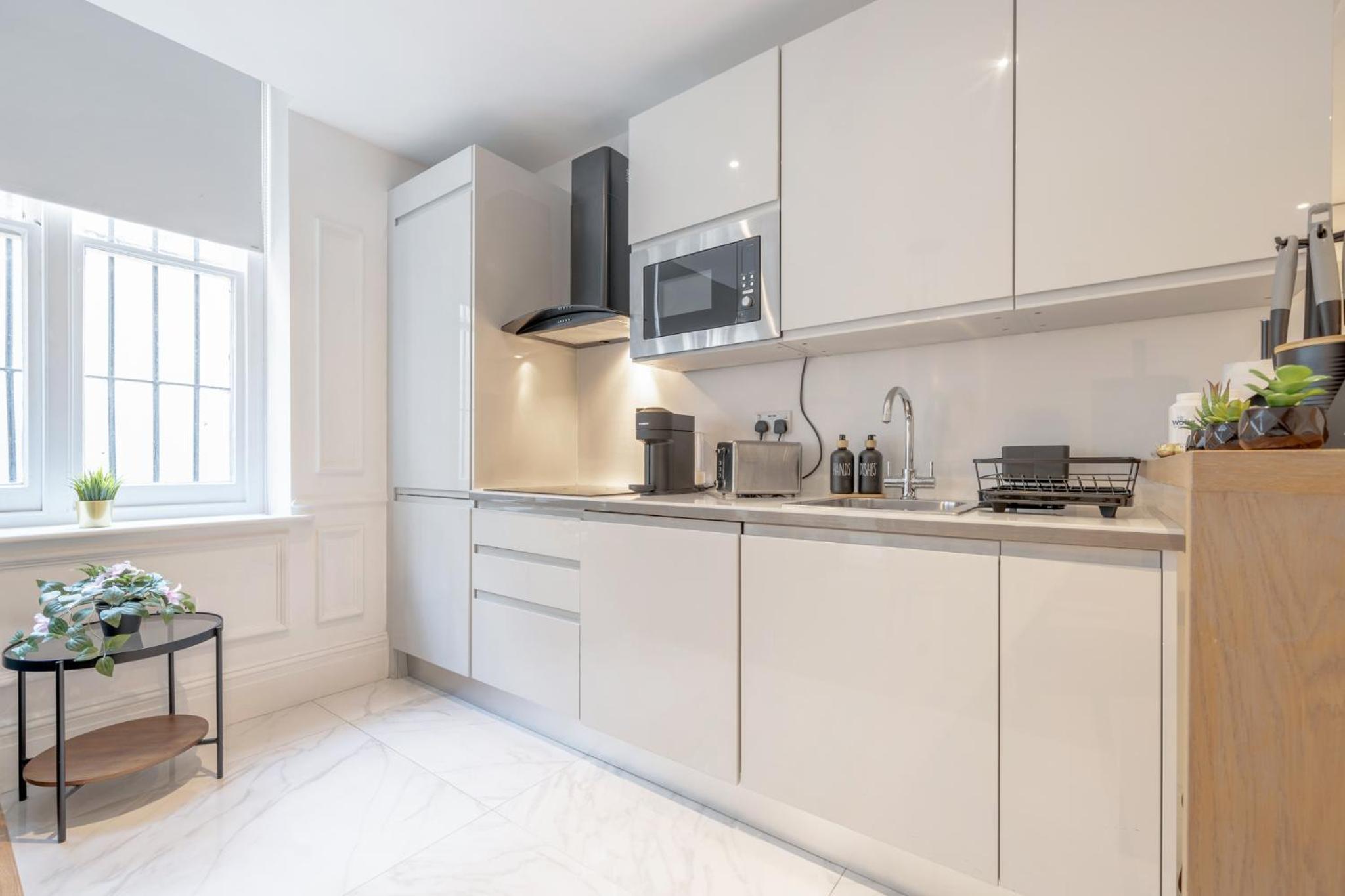 The Hyde Park Apartment - Central and Bright