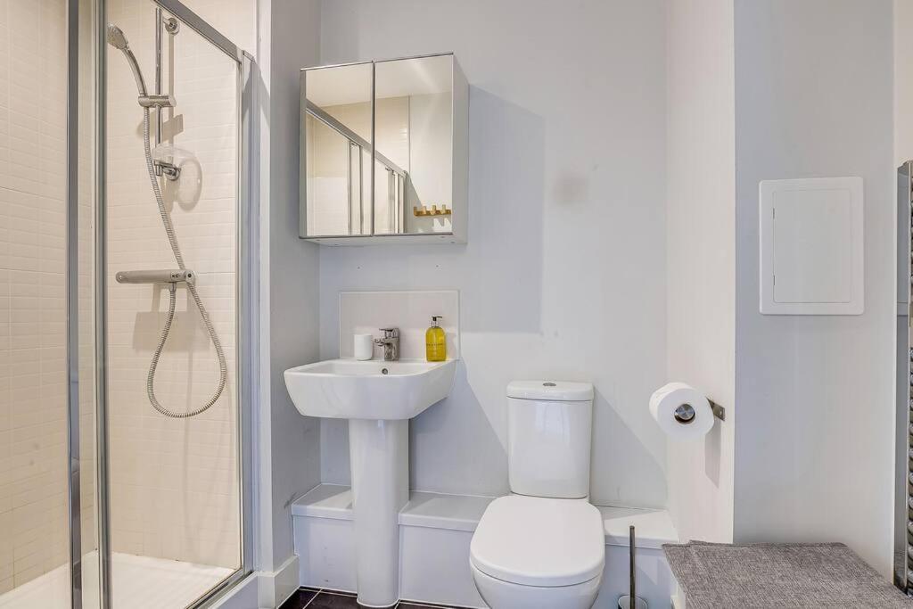 7Nights Special l Modern Apartment l Sleeps Up to 8 l Cozy 2 Bedrooms Apt By Capital Retreats Short Lets & Serviced Accommodation in Colindale With Free WI view 4