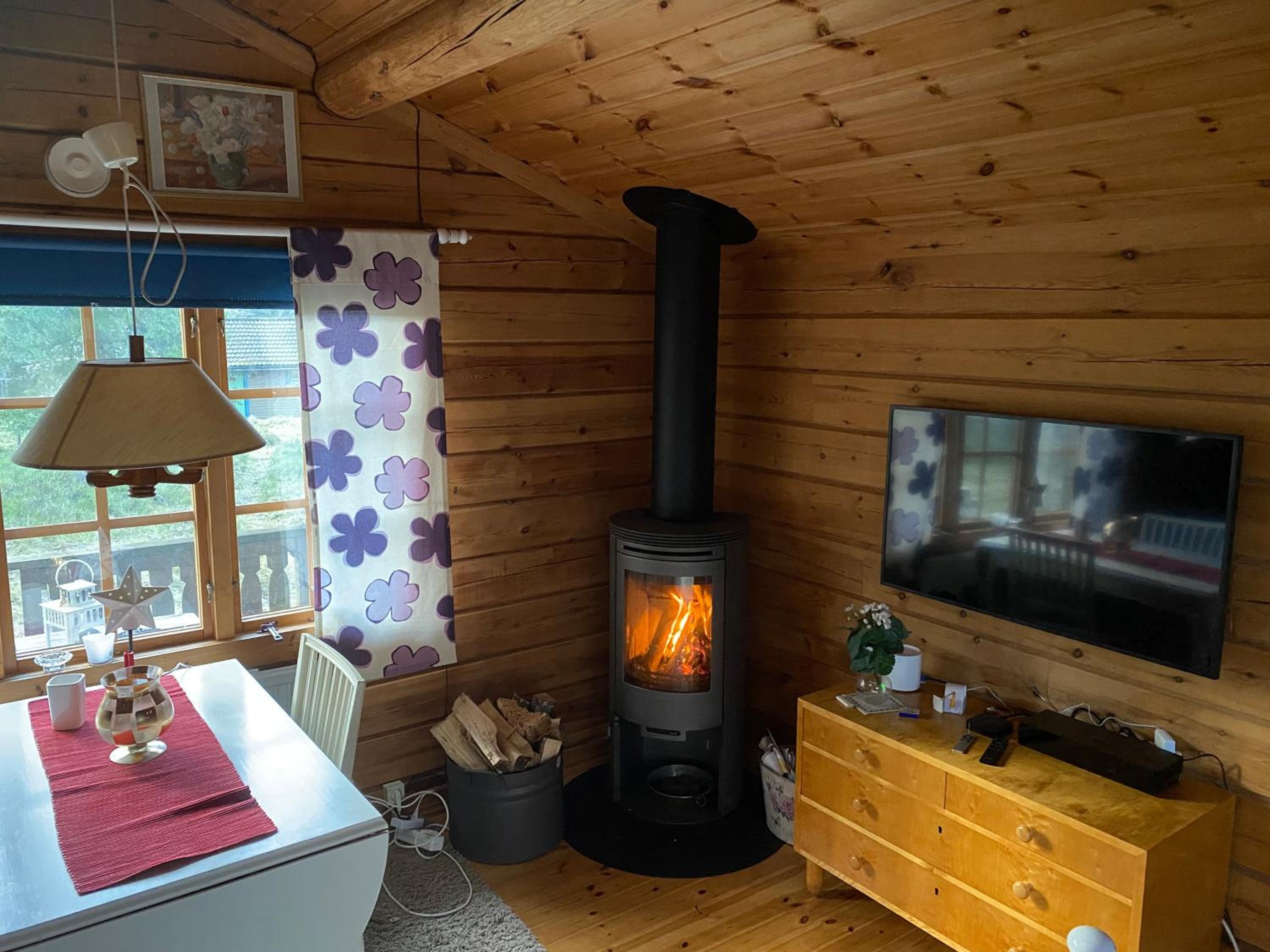 Timrad stuga i kanten av skogen med SPA möjlighet view 2