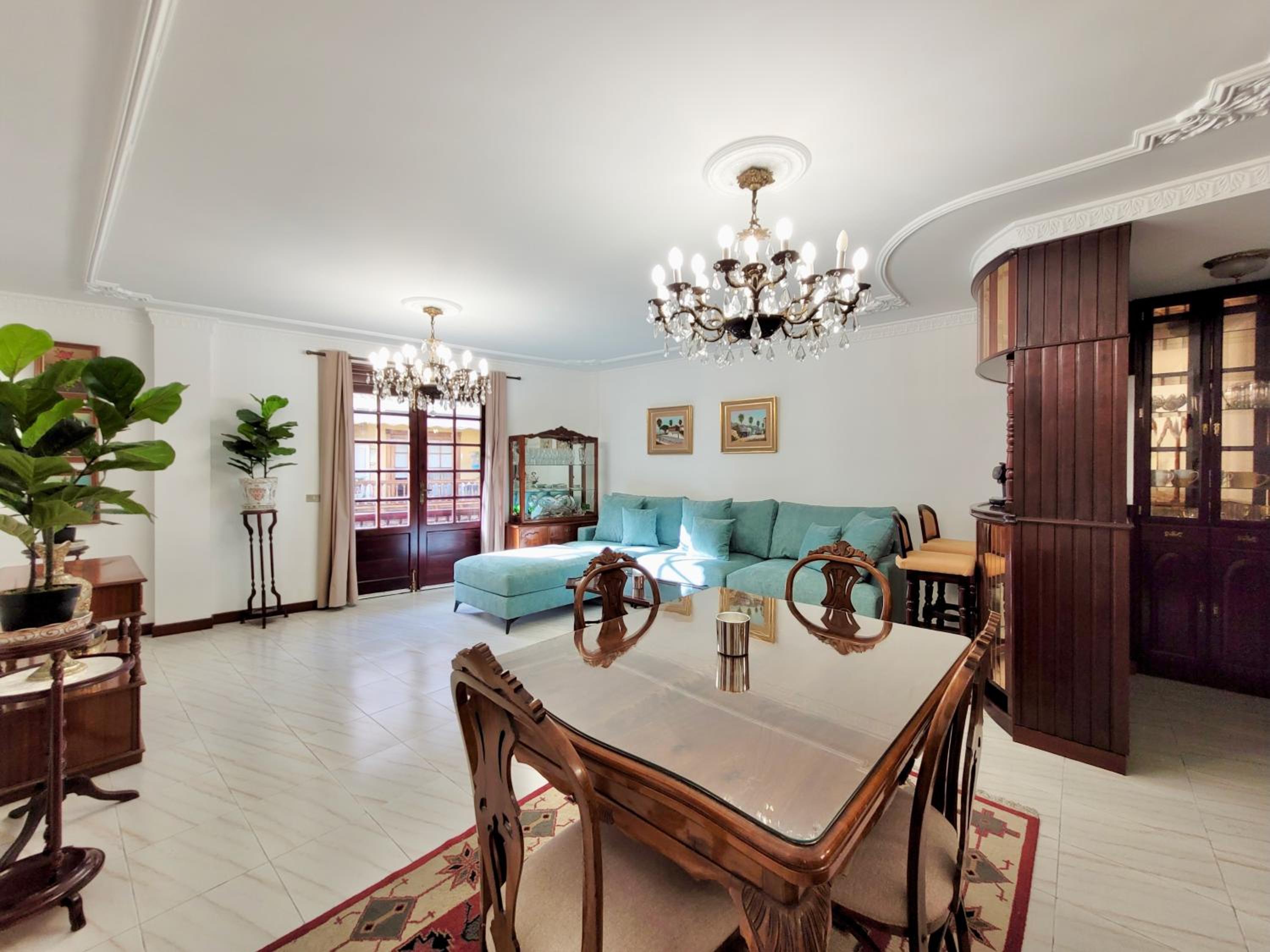 The Balcony House with FREE PARKING