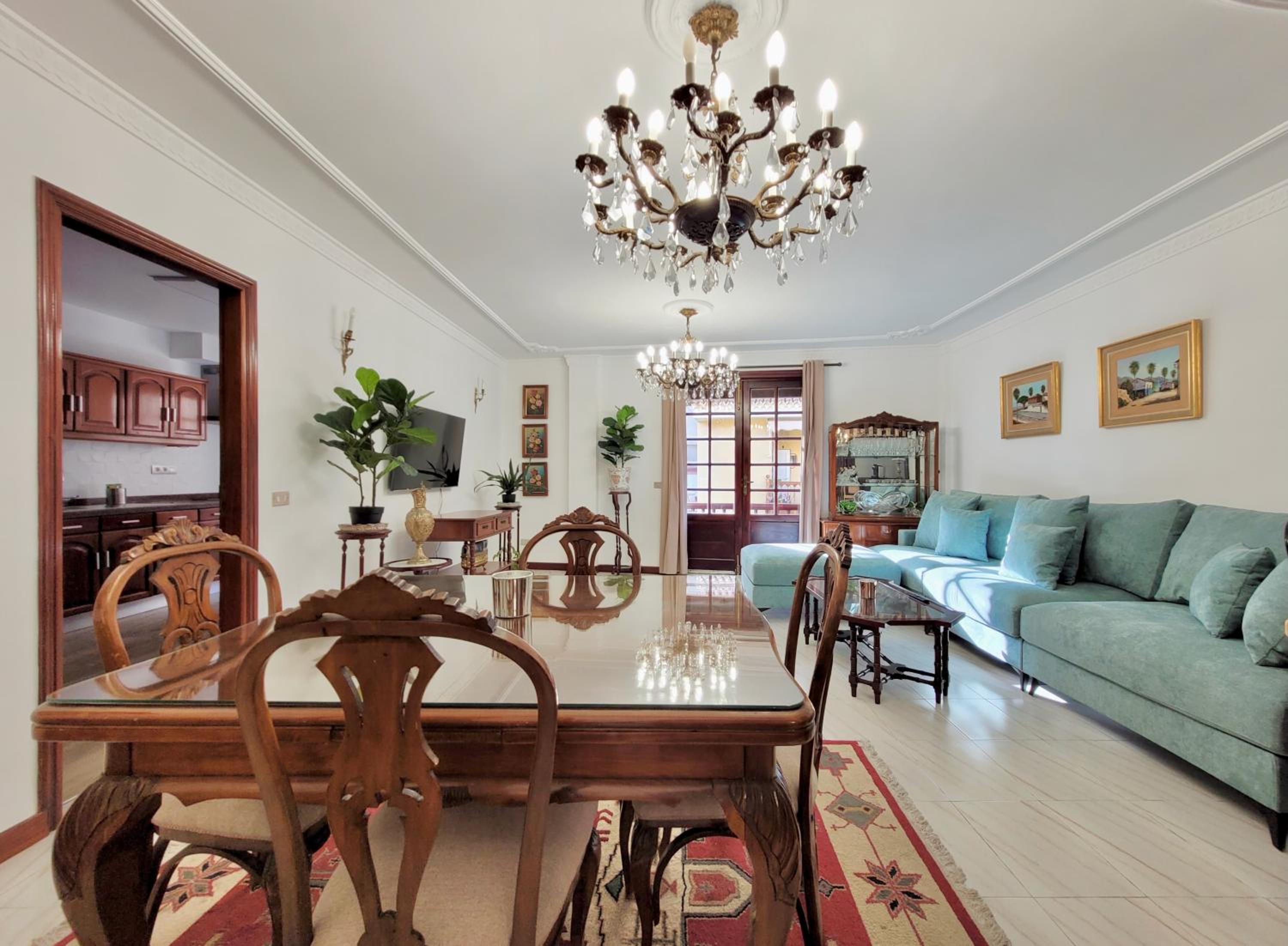 The Balcony House with FREE PARKING
