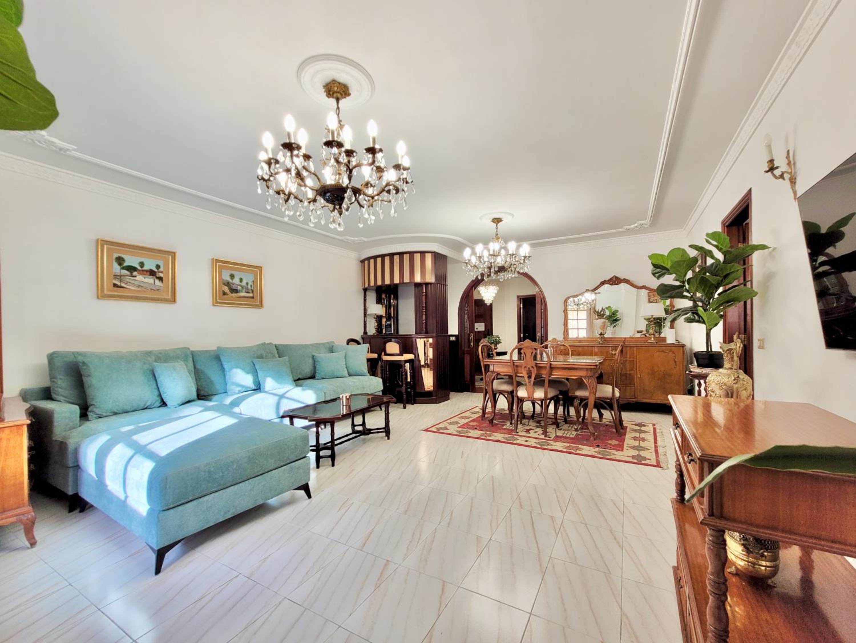 The Balcony House with FREE PARKING