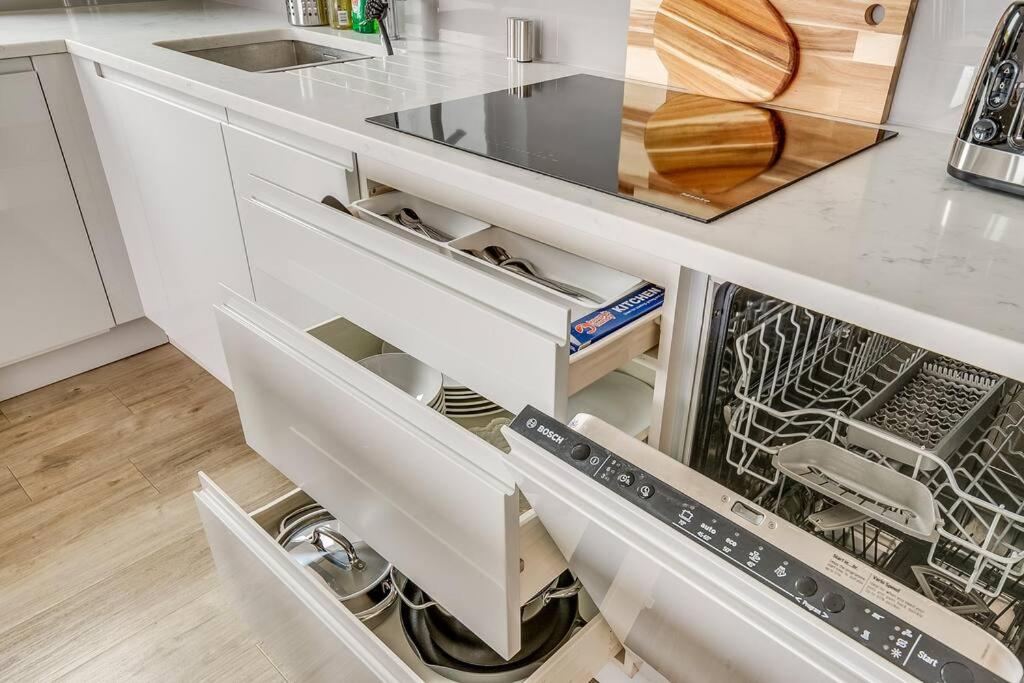 Last-Minute Grabs l Cozy Apt in Camden Town By Capital Retreats Short Lets & Serviced Accommodation London With Balcony, Free WiFi
